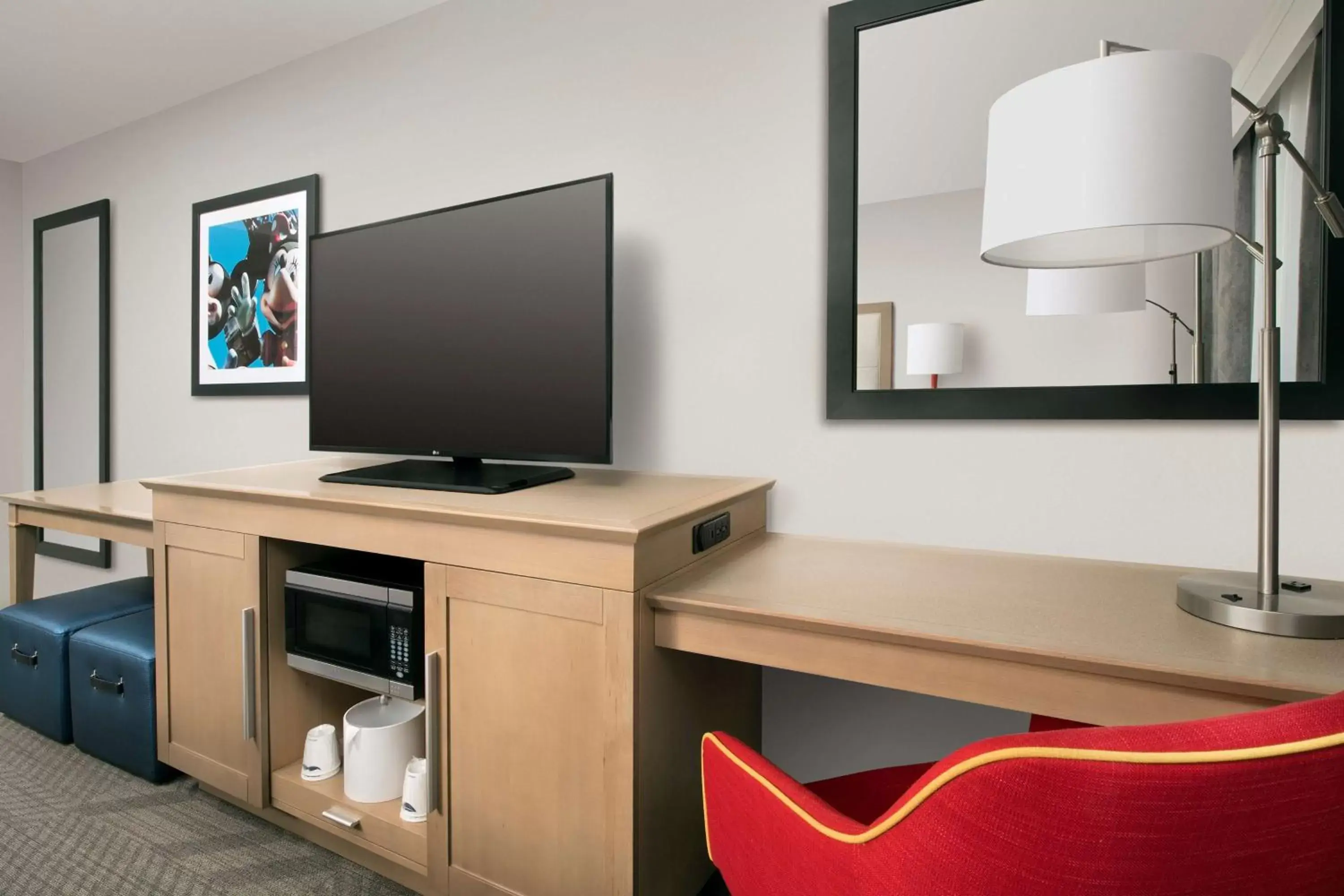 Bedroom, TV/Entertainment Center in Hampton Inn & Suites Anaheim Garden Grove