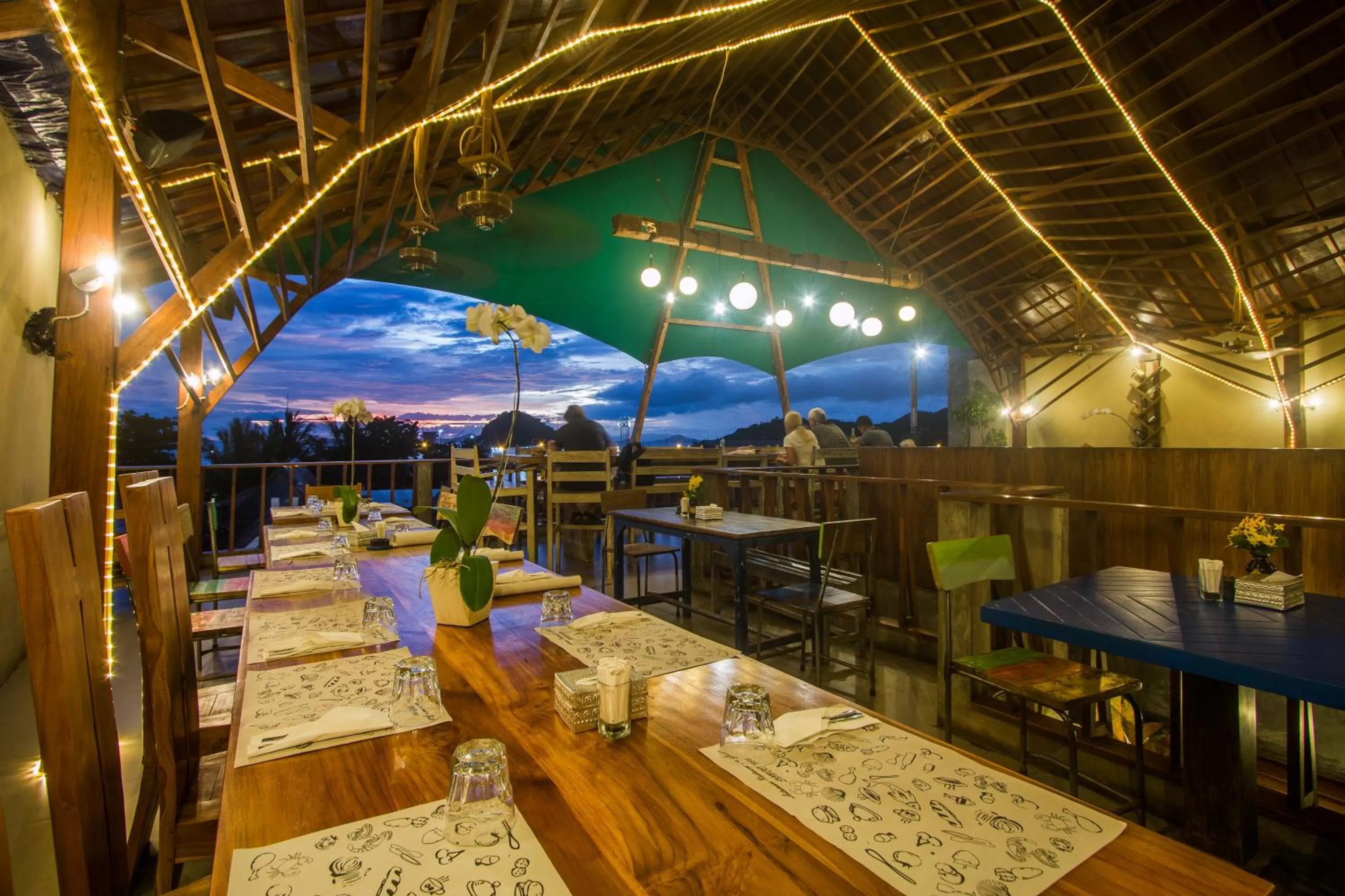 Restaurant/places to eat in Green Hill Boutique Hotel