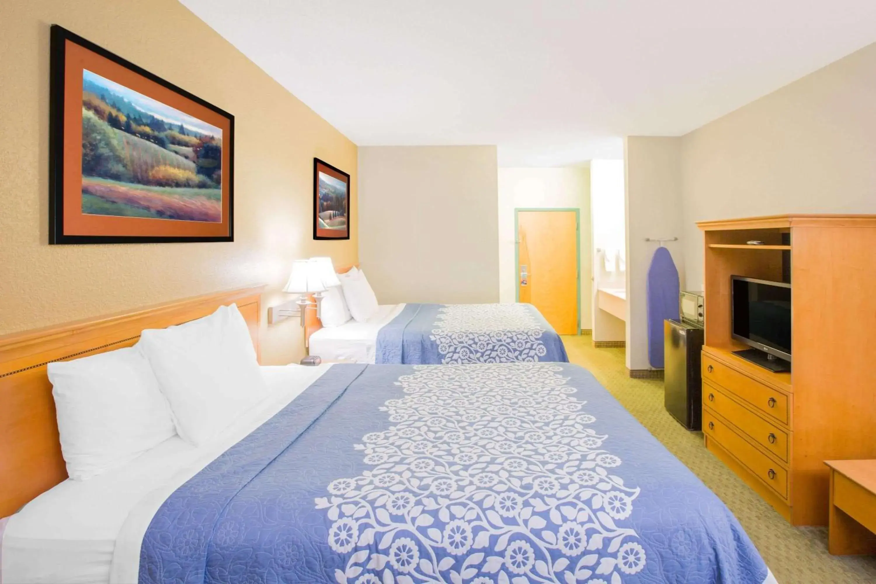 Deluxe Double Room with Two Double Beds - Non-Smoking in Days Inn by Wyndham Hattiesburg MS Deluxe Double Room with Two Double Beds - Non-Smoking in Days Inn by Wyndham Hattiesburg MS