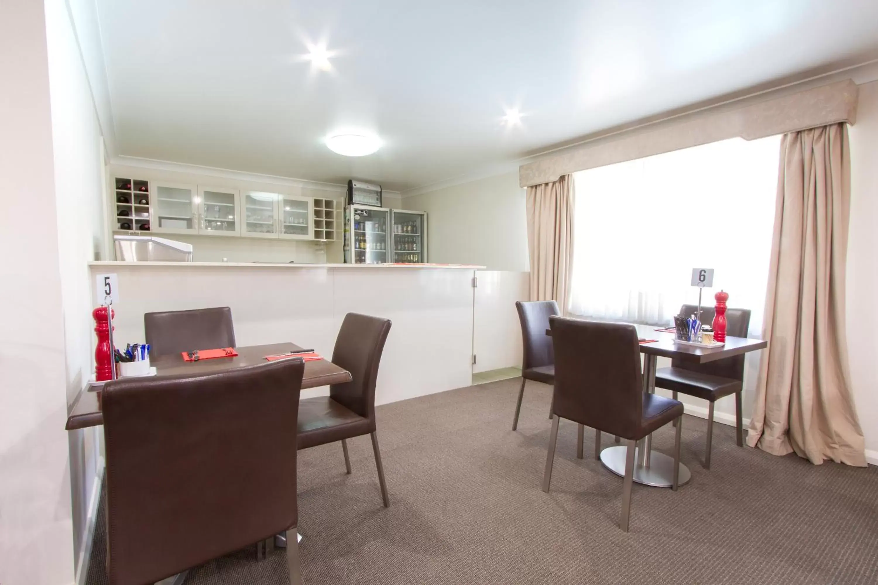 Continental breakfast, Seating Area in Harvest Lodge Motel - Gunnedah