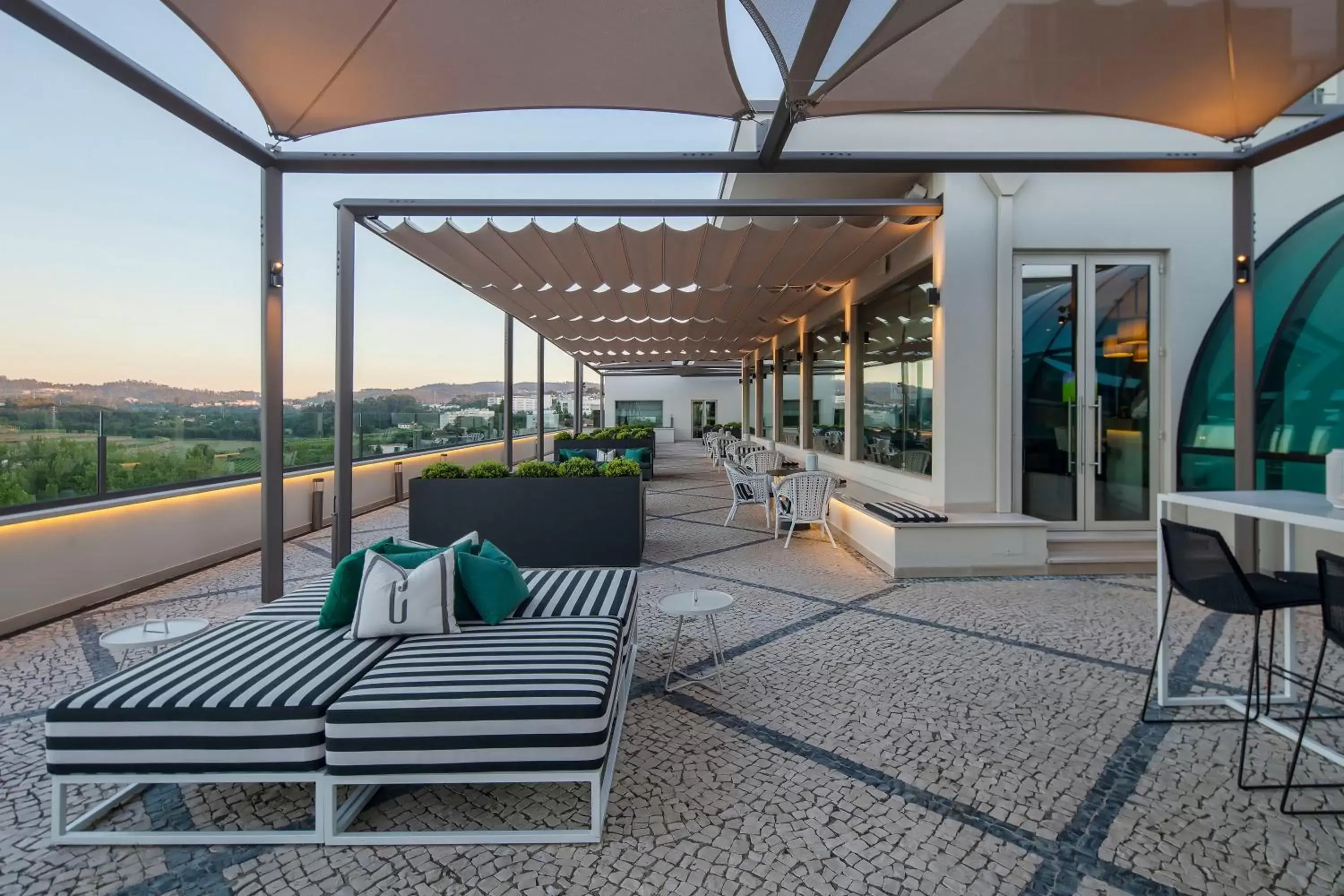 Balcony/Terrace, Lounge/Bar in Cidnay Santo Tirso - Charming Hotel & Executive Center