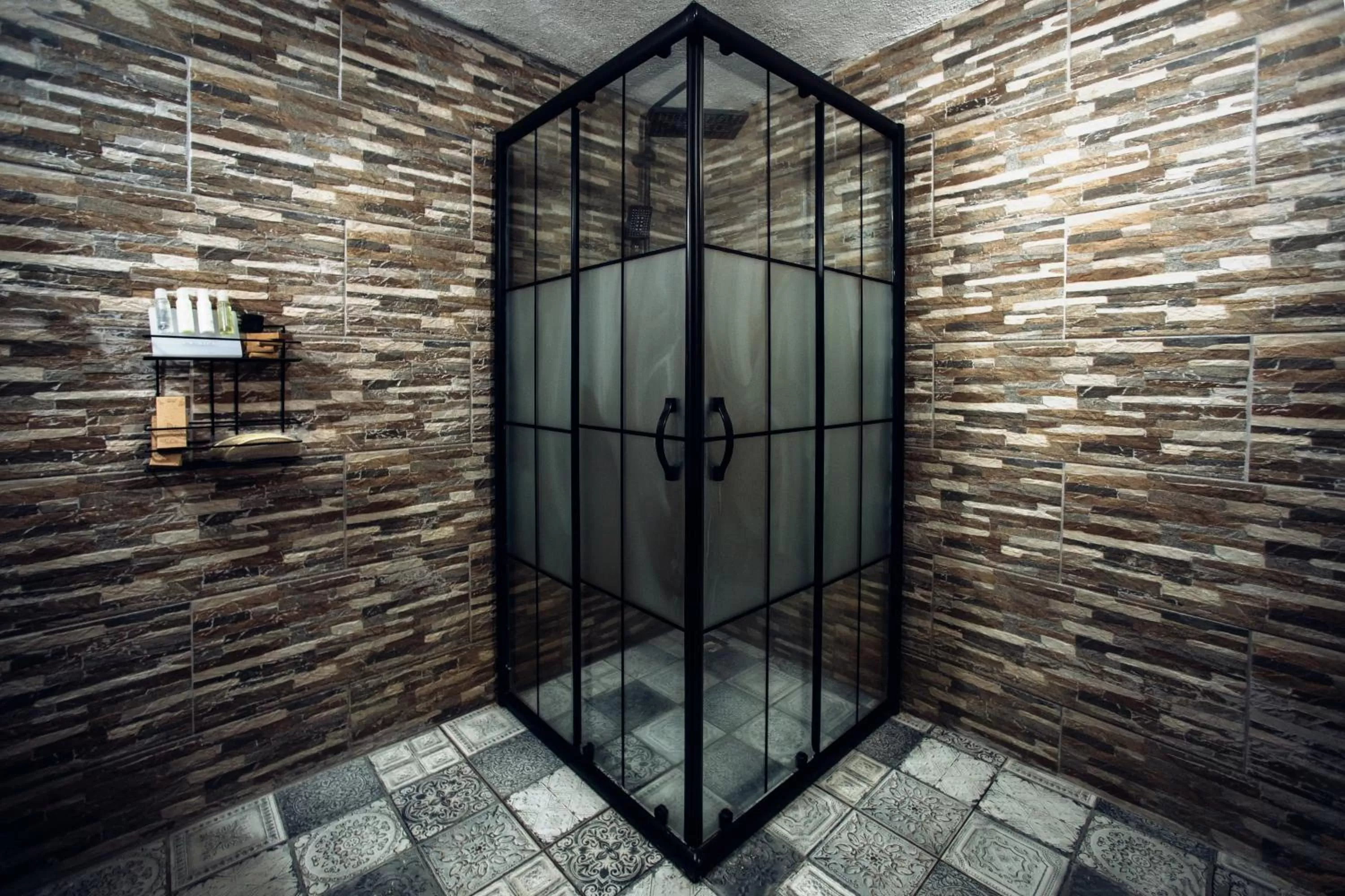 Shower in Azalea Terrace Cave Hotel