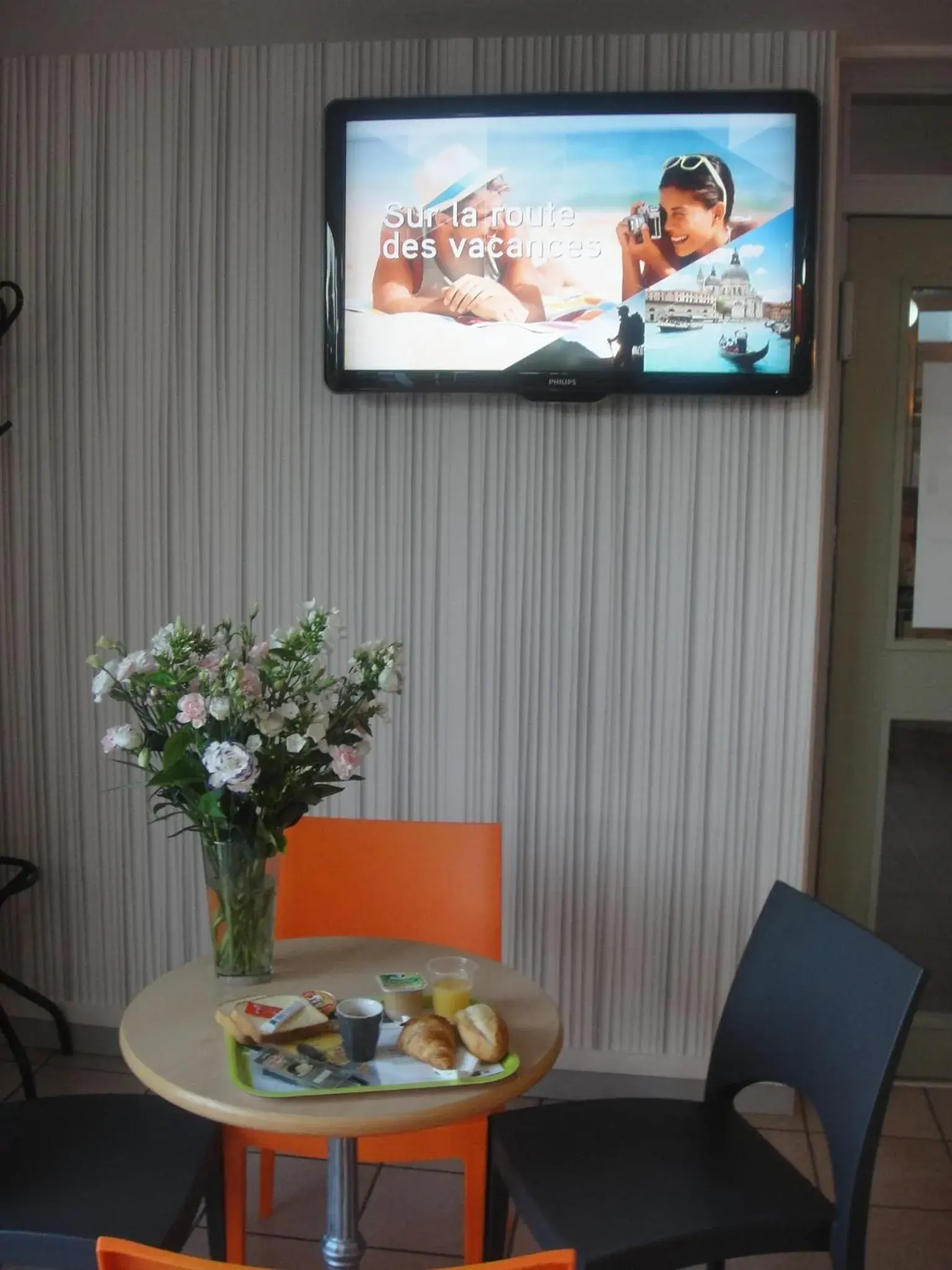 Restaurant/places to eat, TV/Entertainment Center in ibis budget Châtellerault Nord