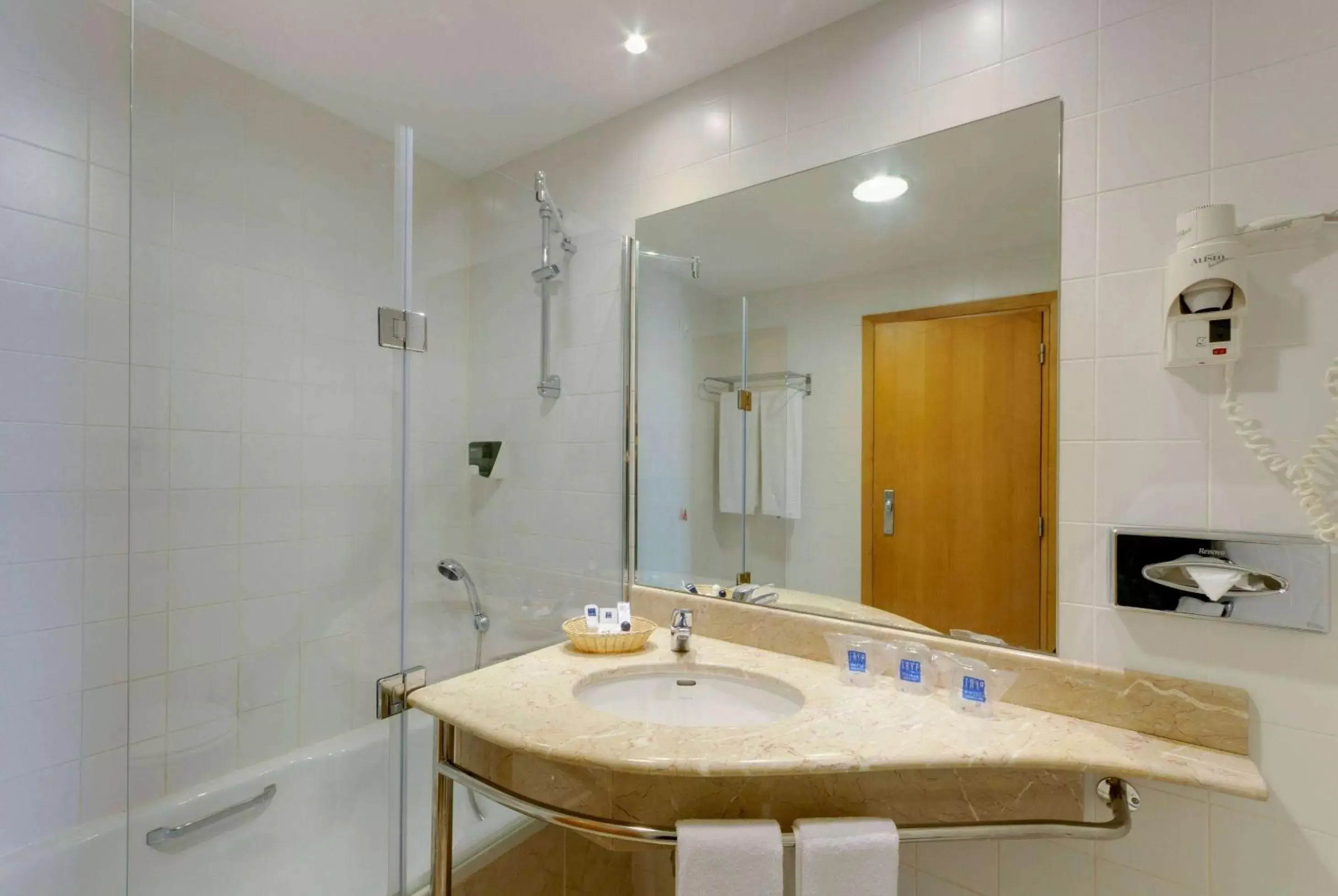 TV and multimedia, Bathroom in TRYP by Wyndham Porto Expo Hotel