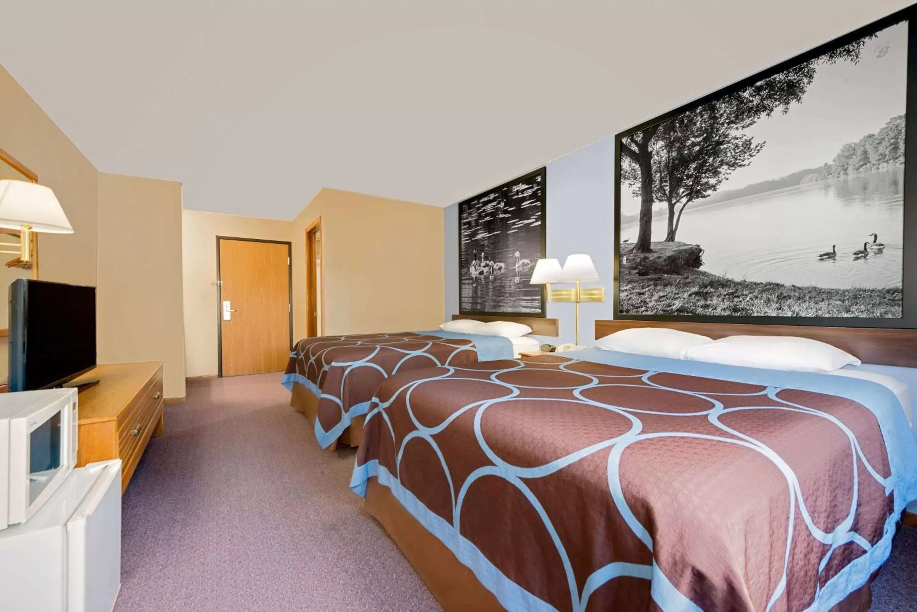 Photo of the whole room, Bed in Super 8 by Wyndham Chariton