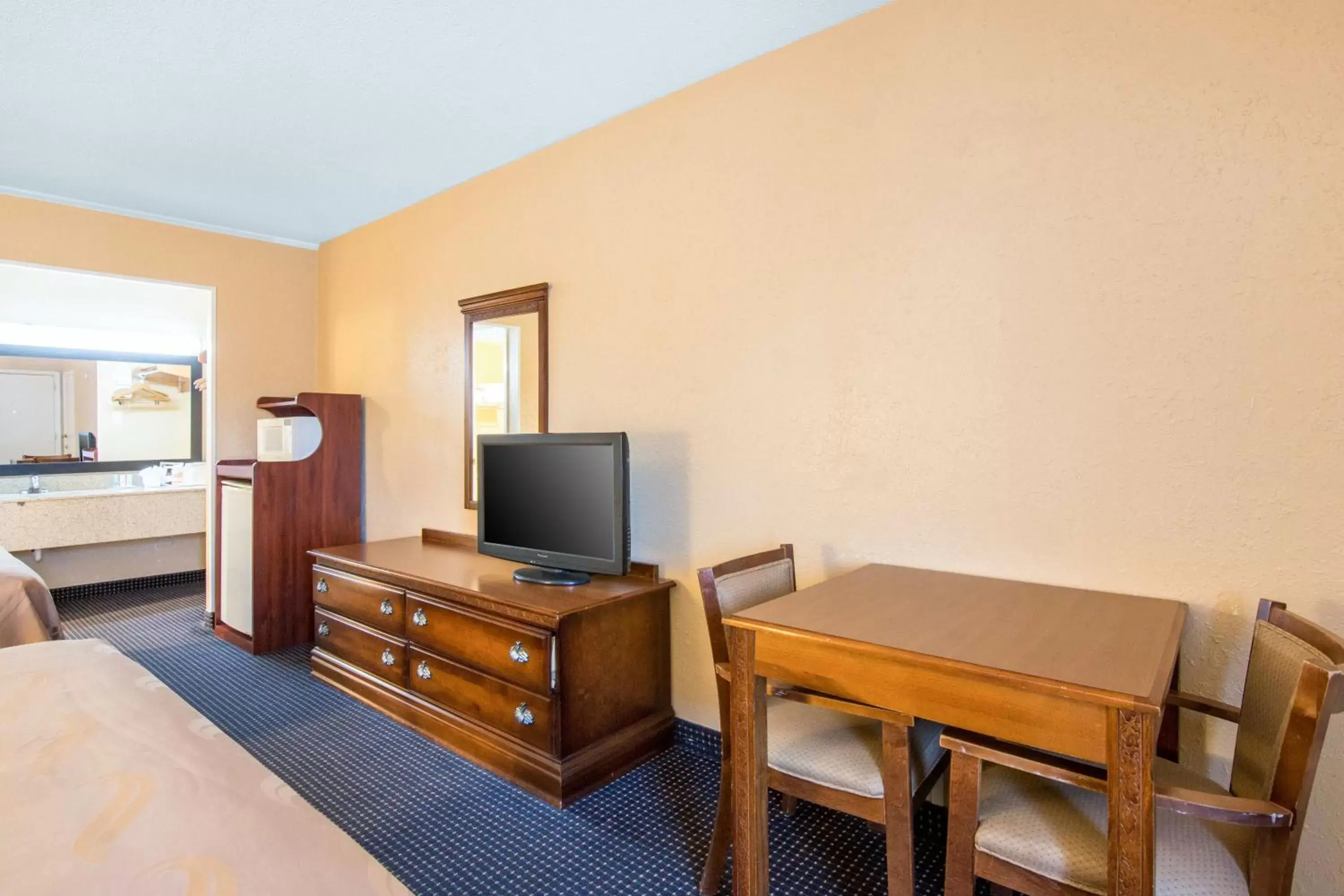 Queen Room with Two Queen Beds - Smoking in Quality Inn Arkadelphia - University Area