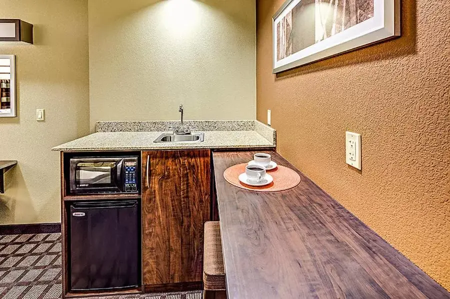 Coffee/tea facilities, Kitchen/Kitchenette in Microtel Inn and Suites North Canton