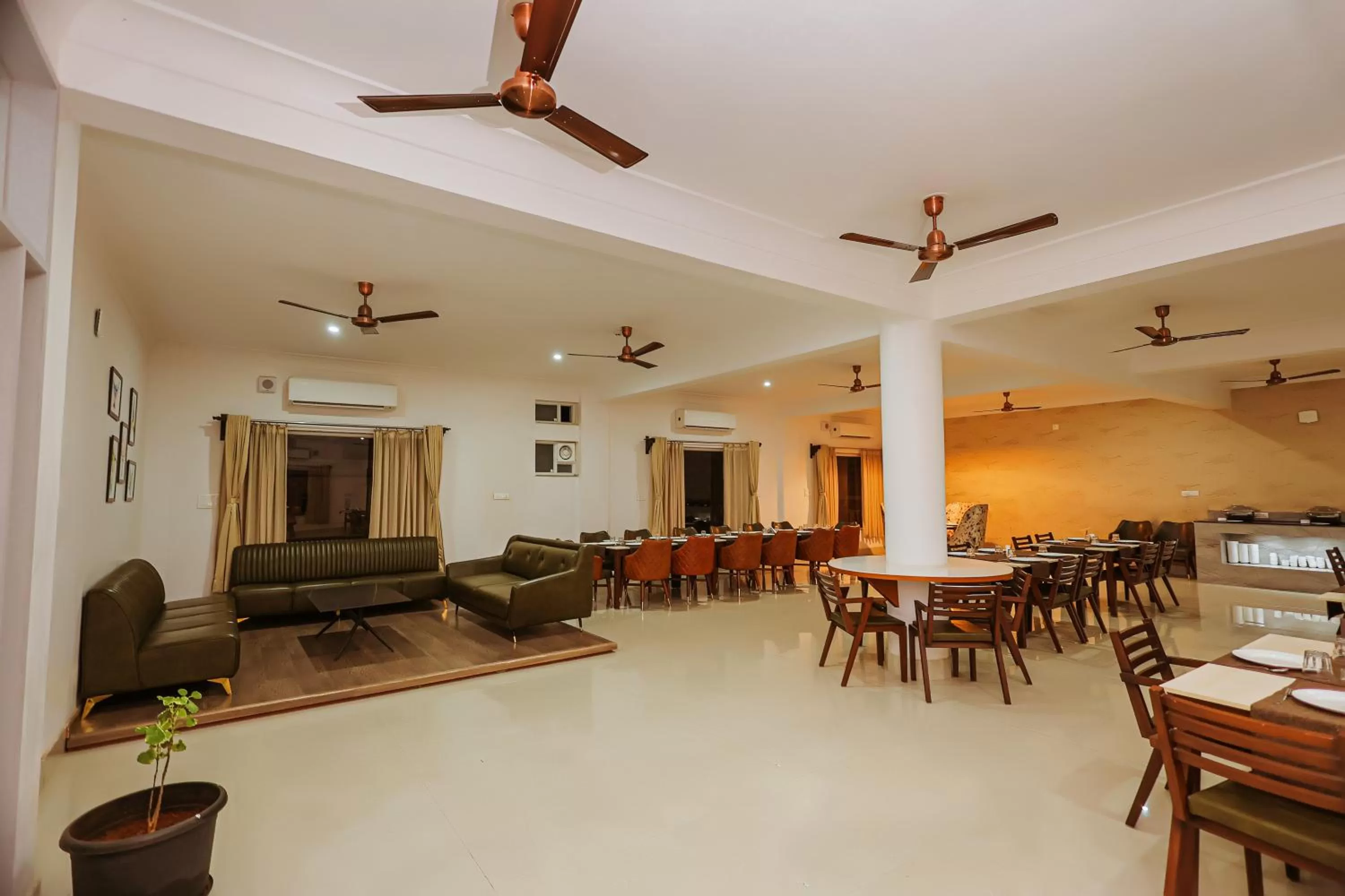 Restaurant/places to eat in Revaas Lake View Boutique Hotel