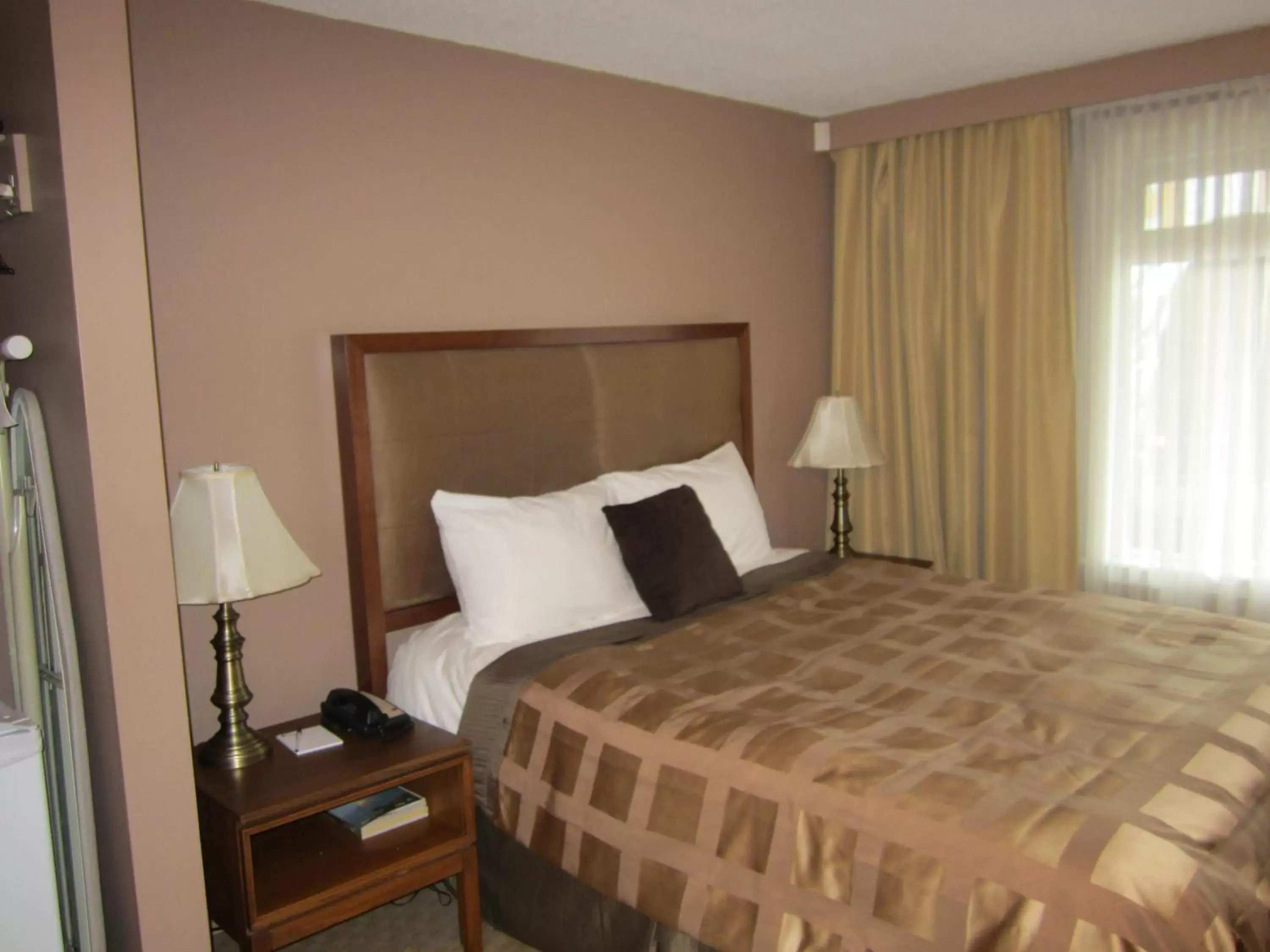 Deluxe Queen Room in Inn on the Harbour