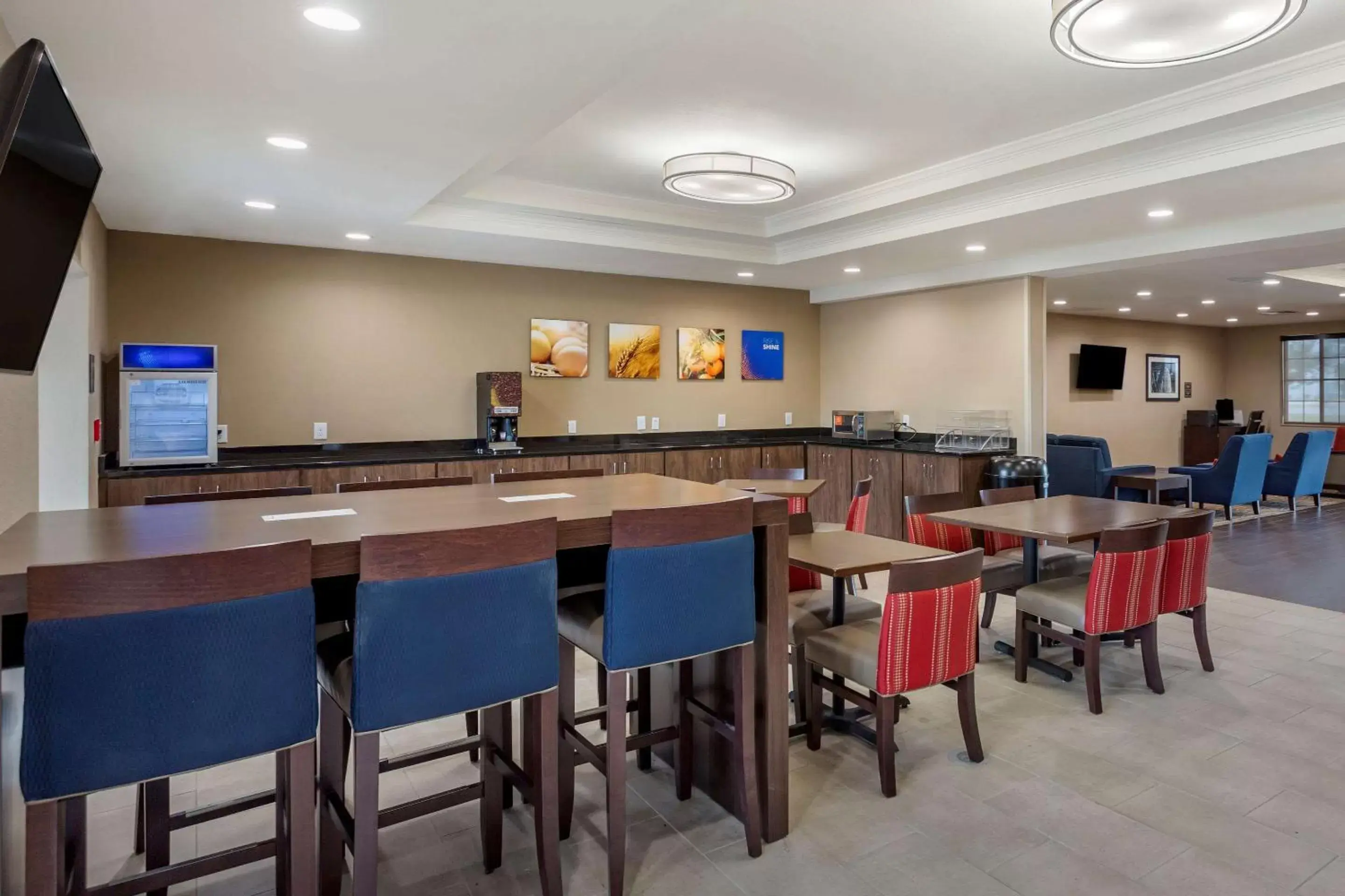 Restaurant/Places to Eat in Comfort Suites