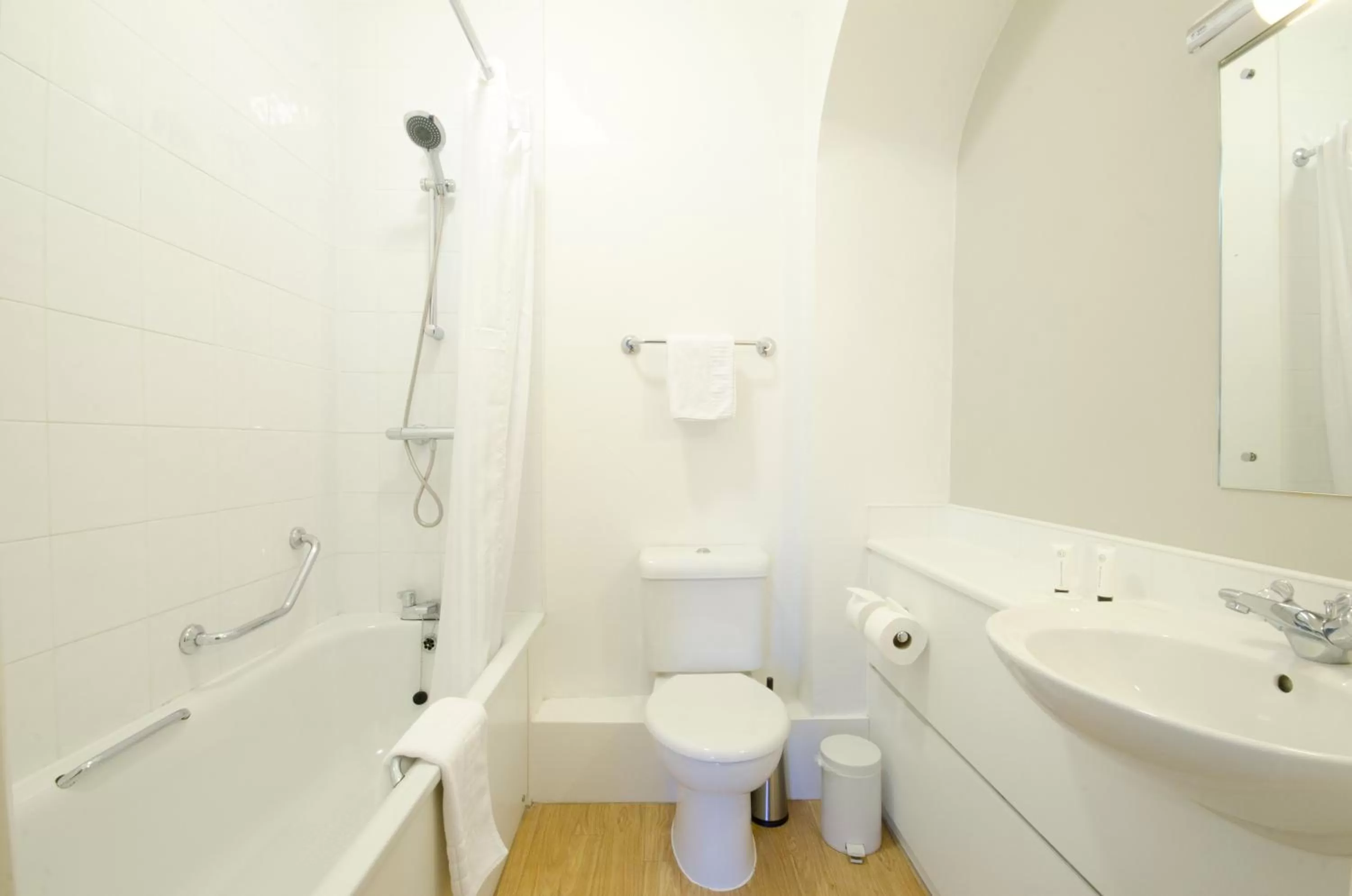 Shower in The Corner House Hotel