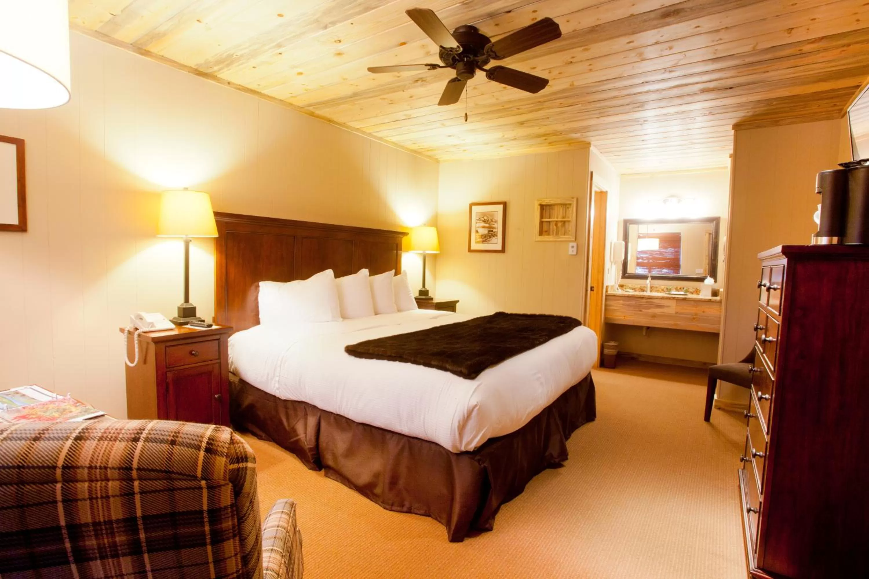 Shower, Bed in Nordic Inn