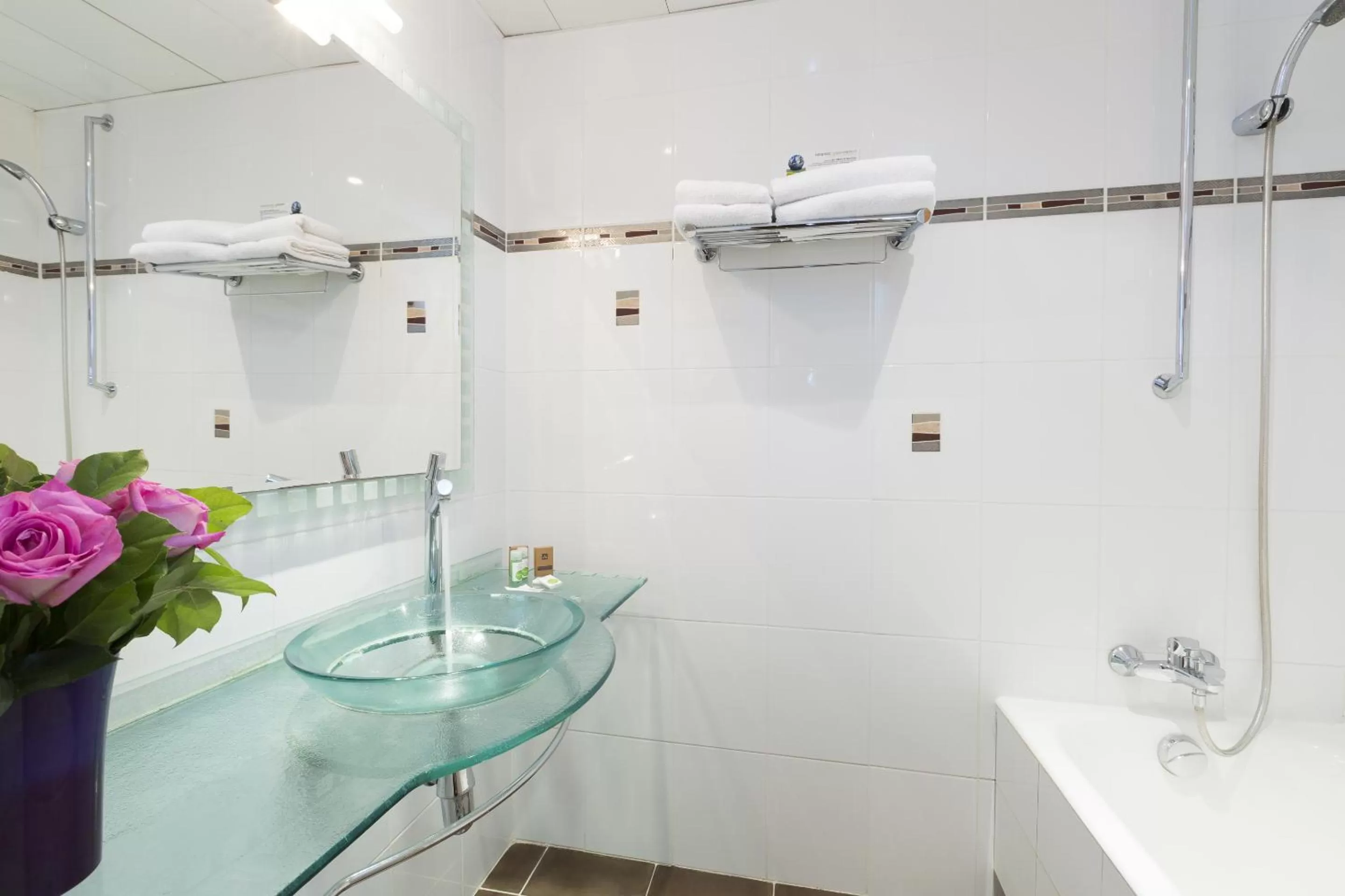 Bathroom in Elysees Niel Hotel