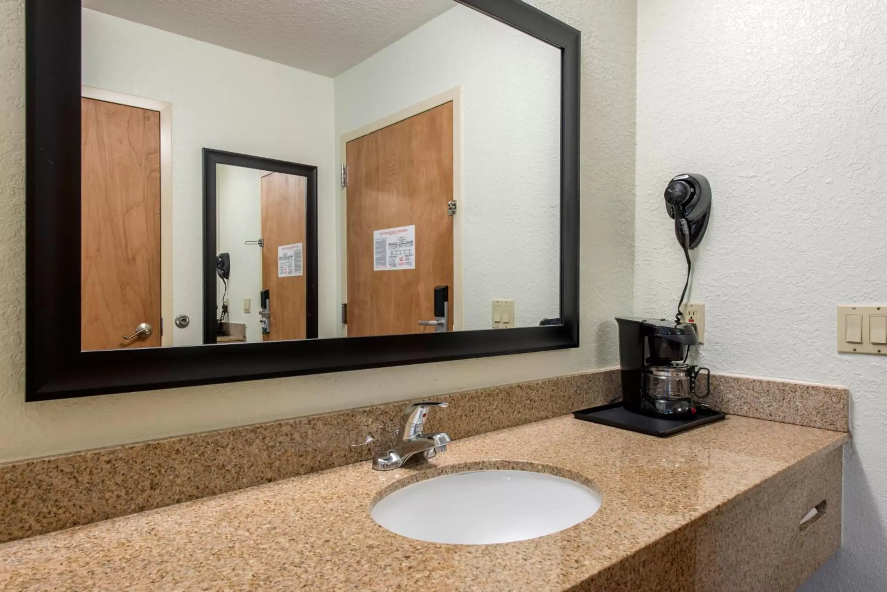 Queen Room - Disability Access in Quality Inn & Suites Near the Theme Parks