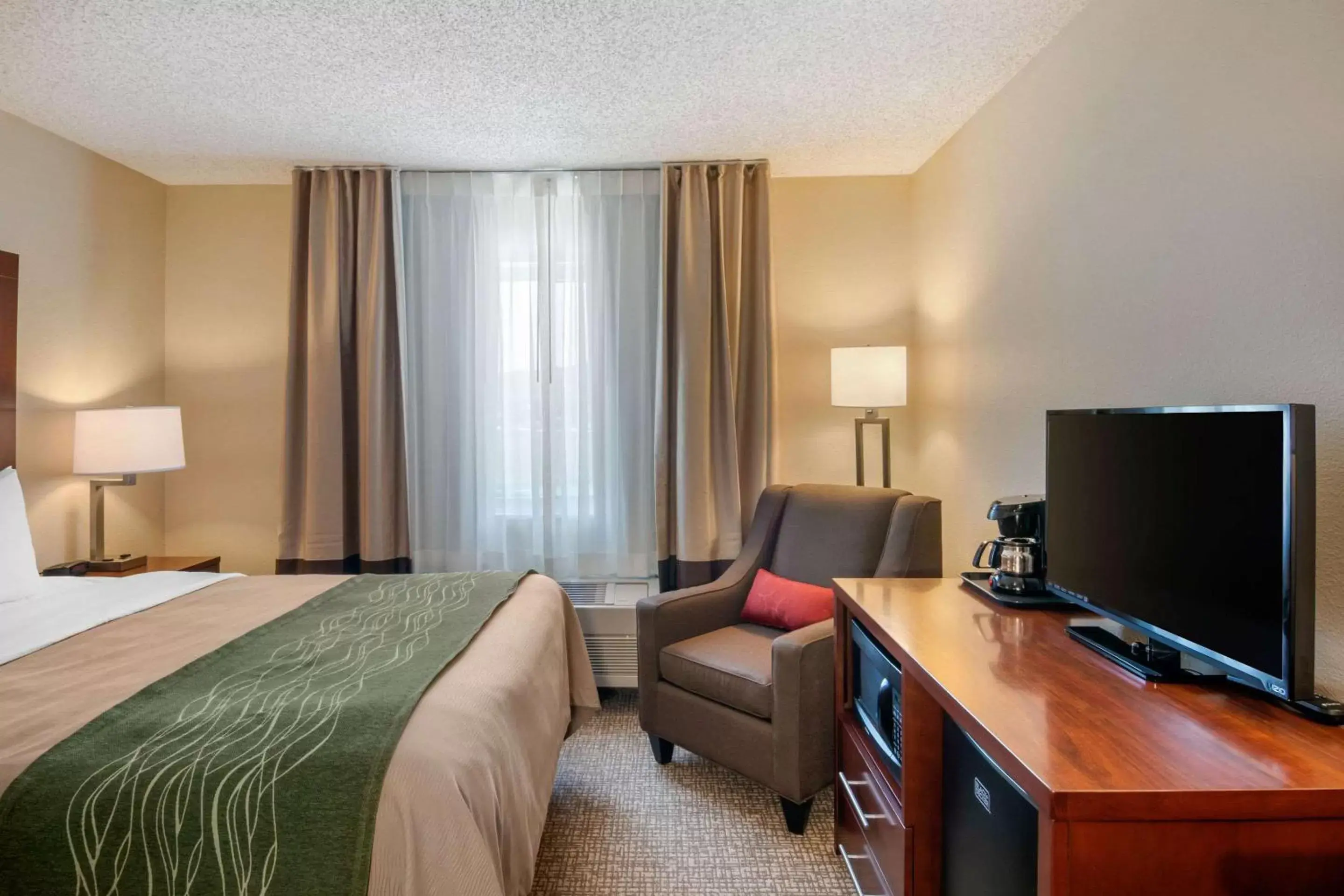 Photo of the whole room, TV/Entertainment Center in Comfort Inn Medford North