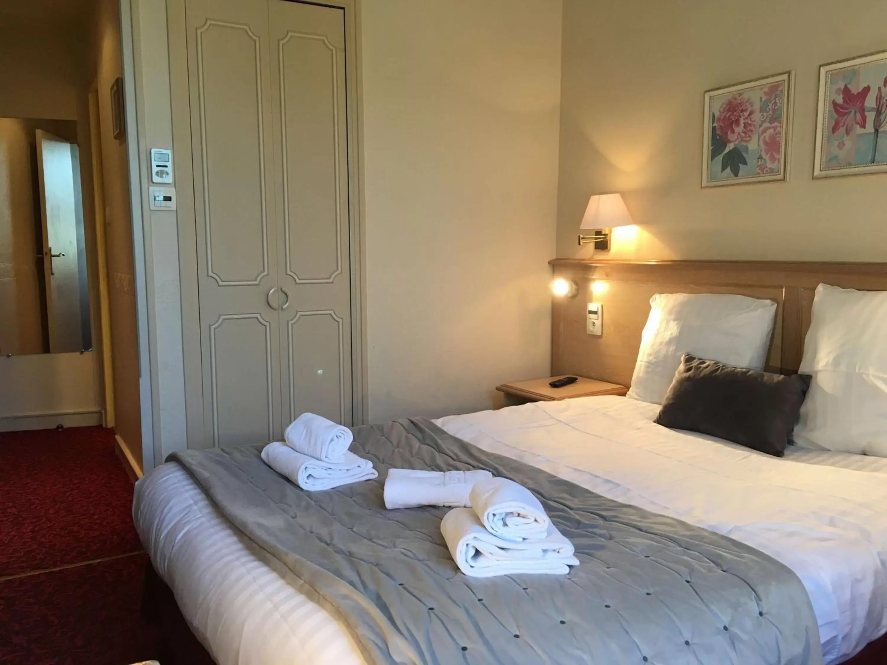 Bed in Best Western Hôtel De France