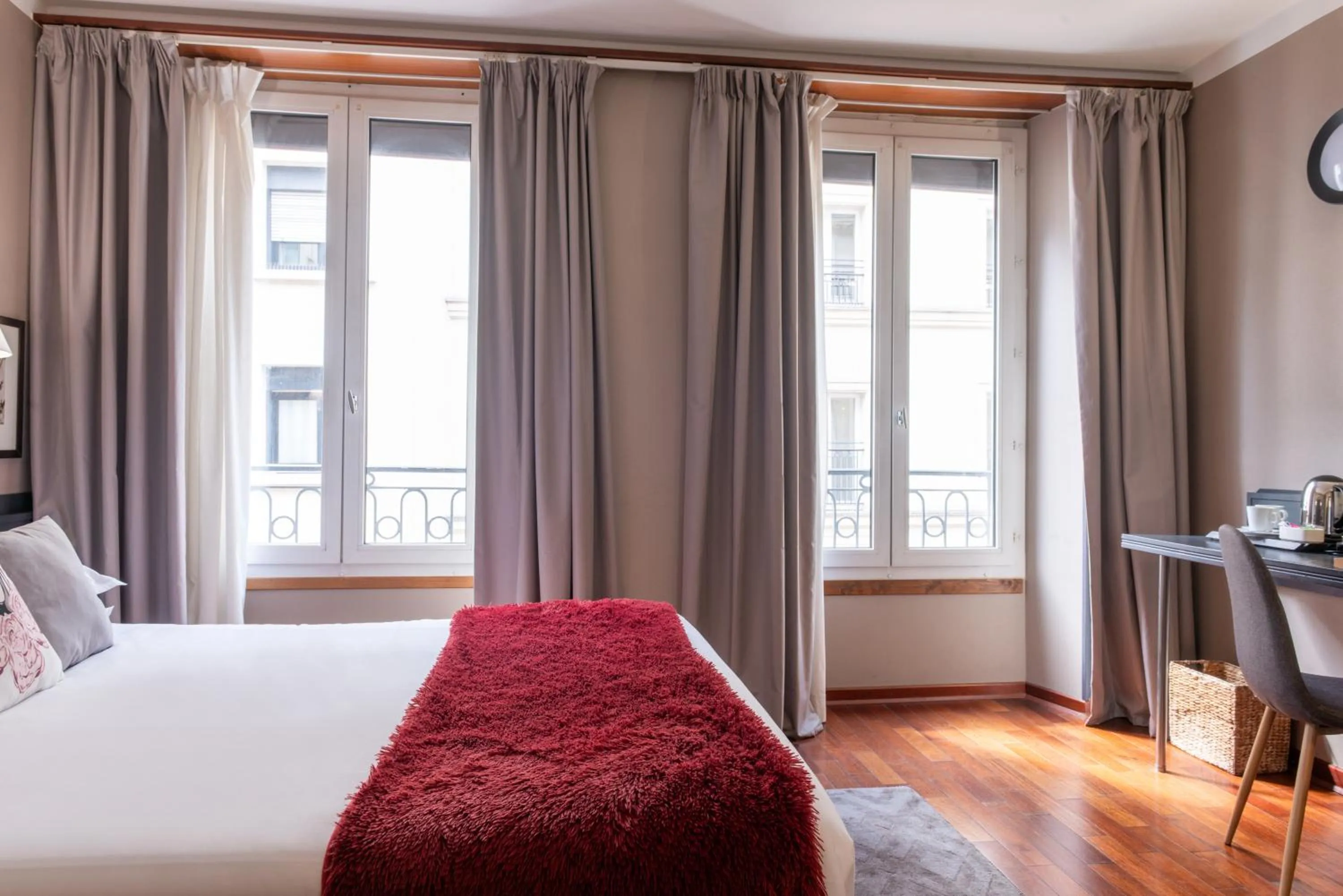 Bedroom, Bed in Hotel George Sand Opéra Paris