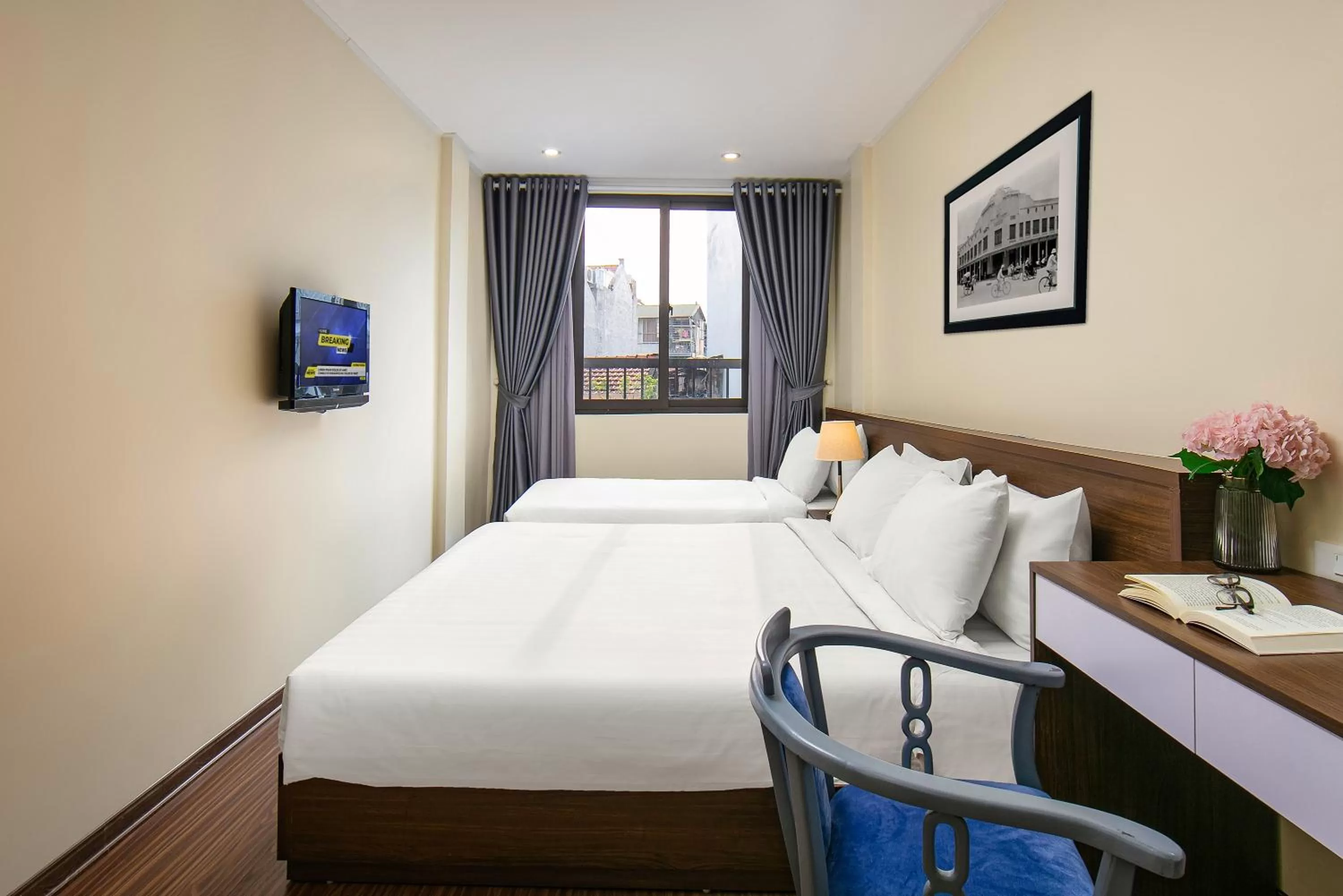 Bed in Queen Cafe Hotel & Pub