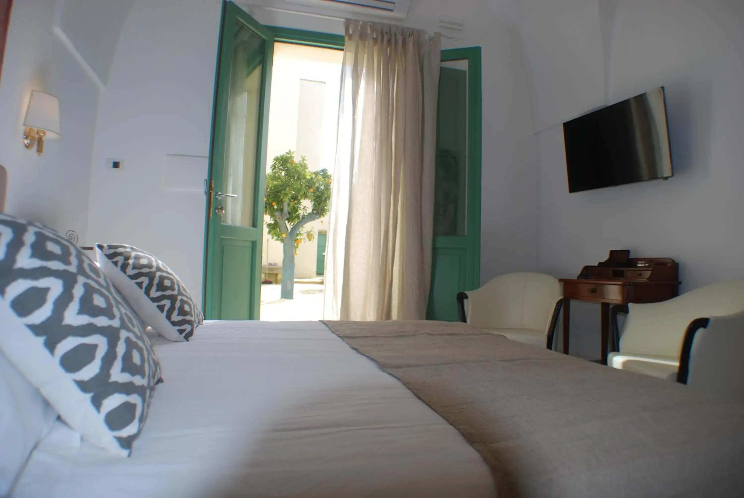 Garden view, Bed in Palazzo Ducale Venturi - Luxury Hotel & Wellness