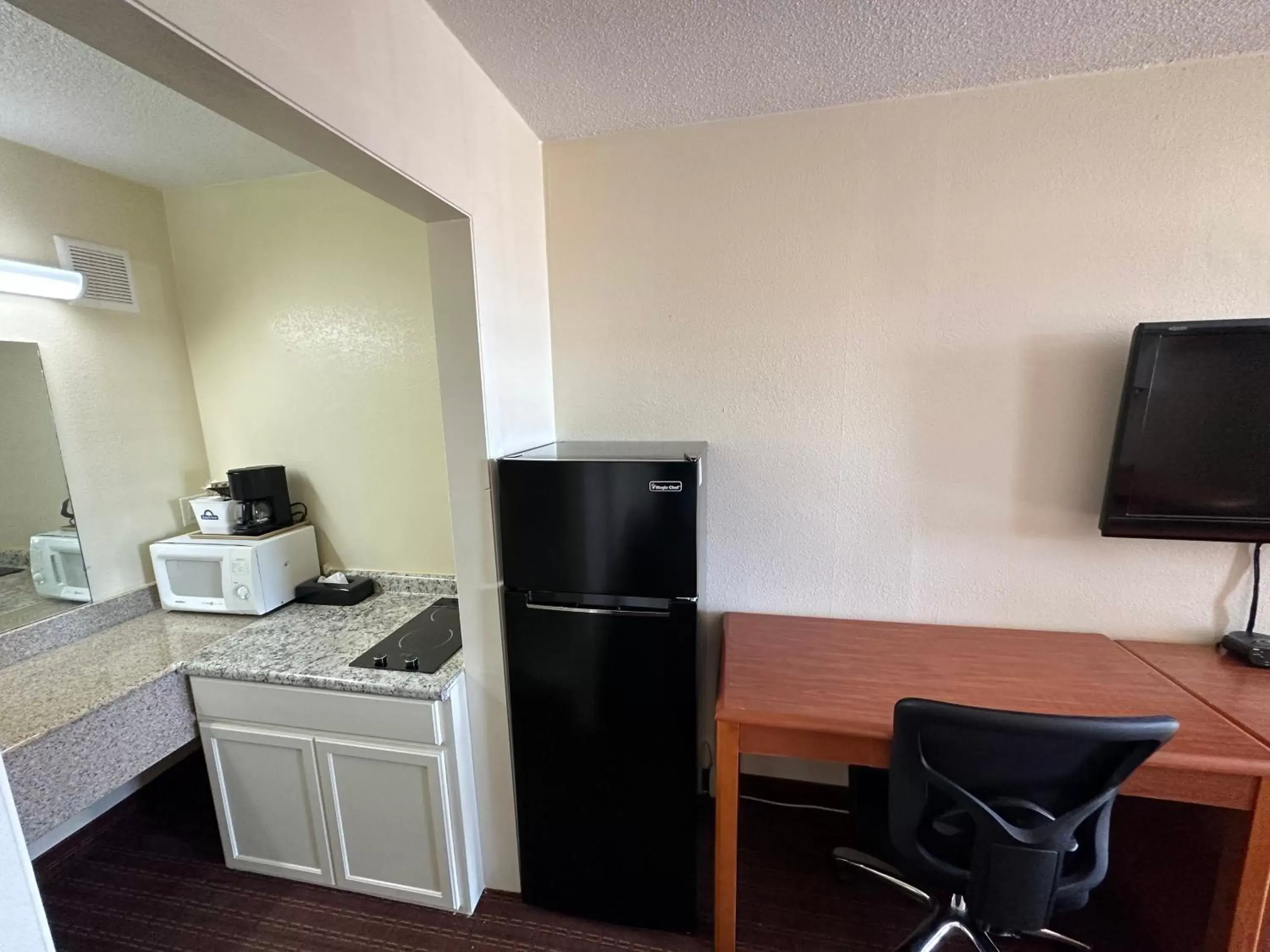 Kitchen or kitchenette, Kitchen/Kitchenette in Sunrise Extended Stay