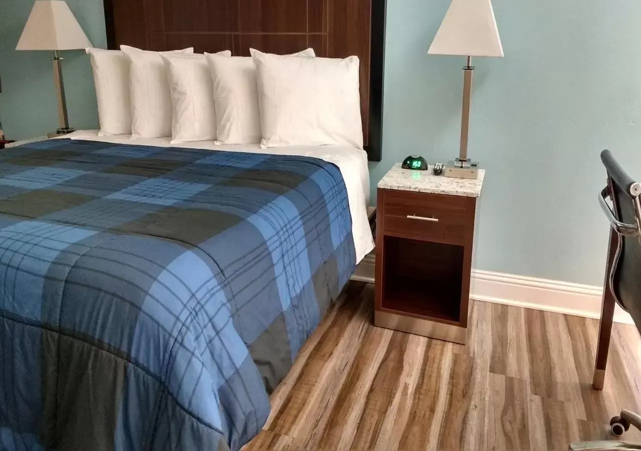 Bed in Dolphin Cove Motel