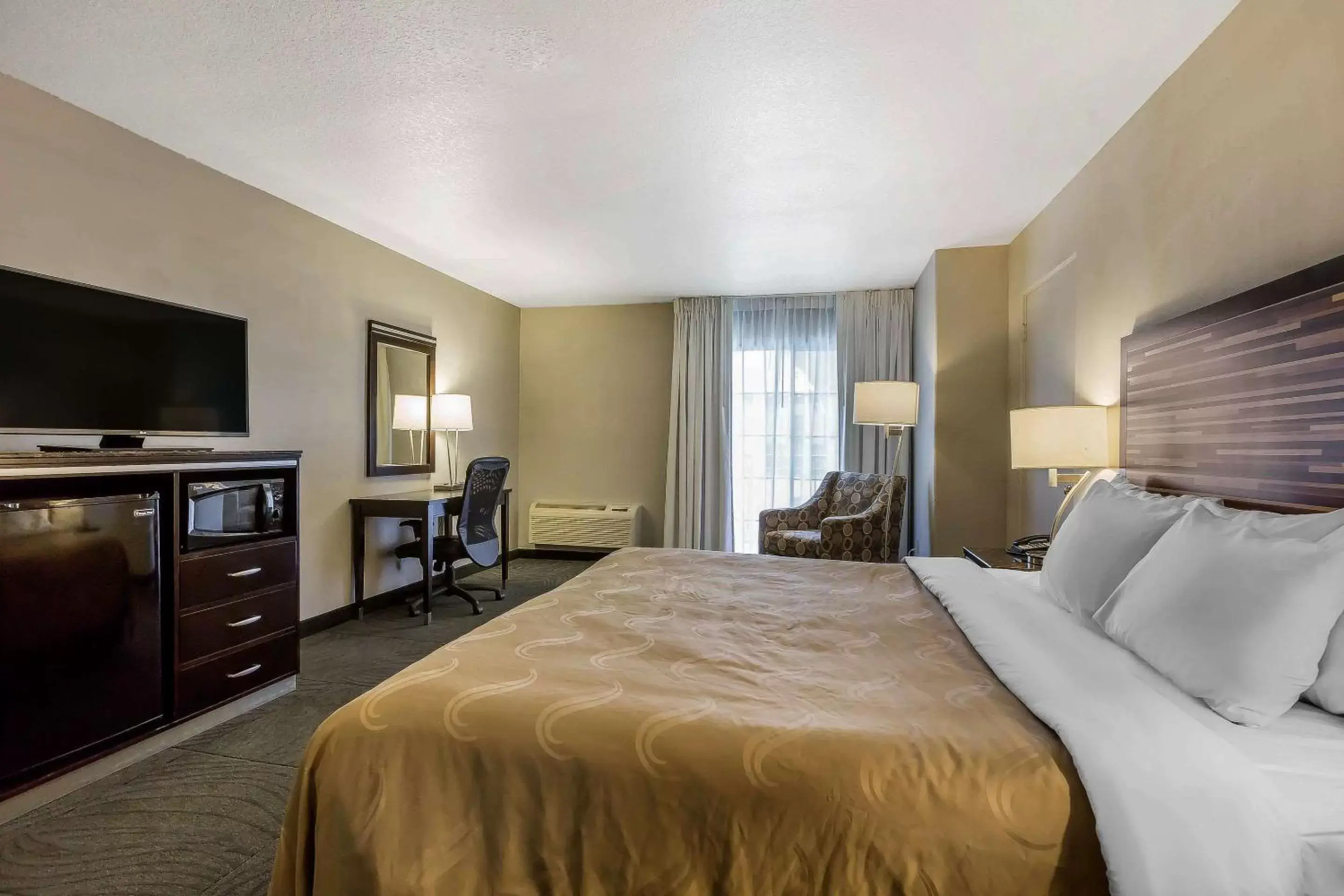 Photo of the whole room, Bed in Quality Inn Fallbrook I-15 Photo of the whole room, Bed in Quality Inn Fallbrook I-15