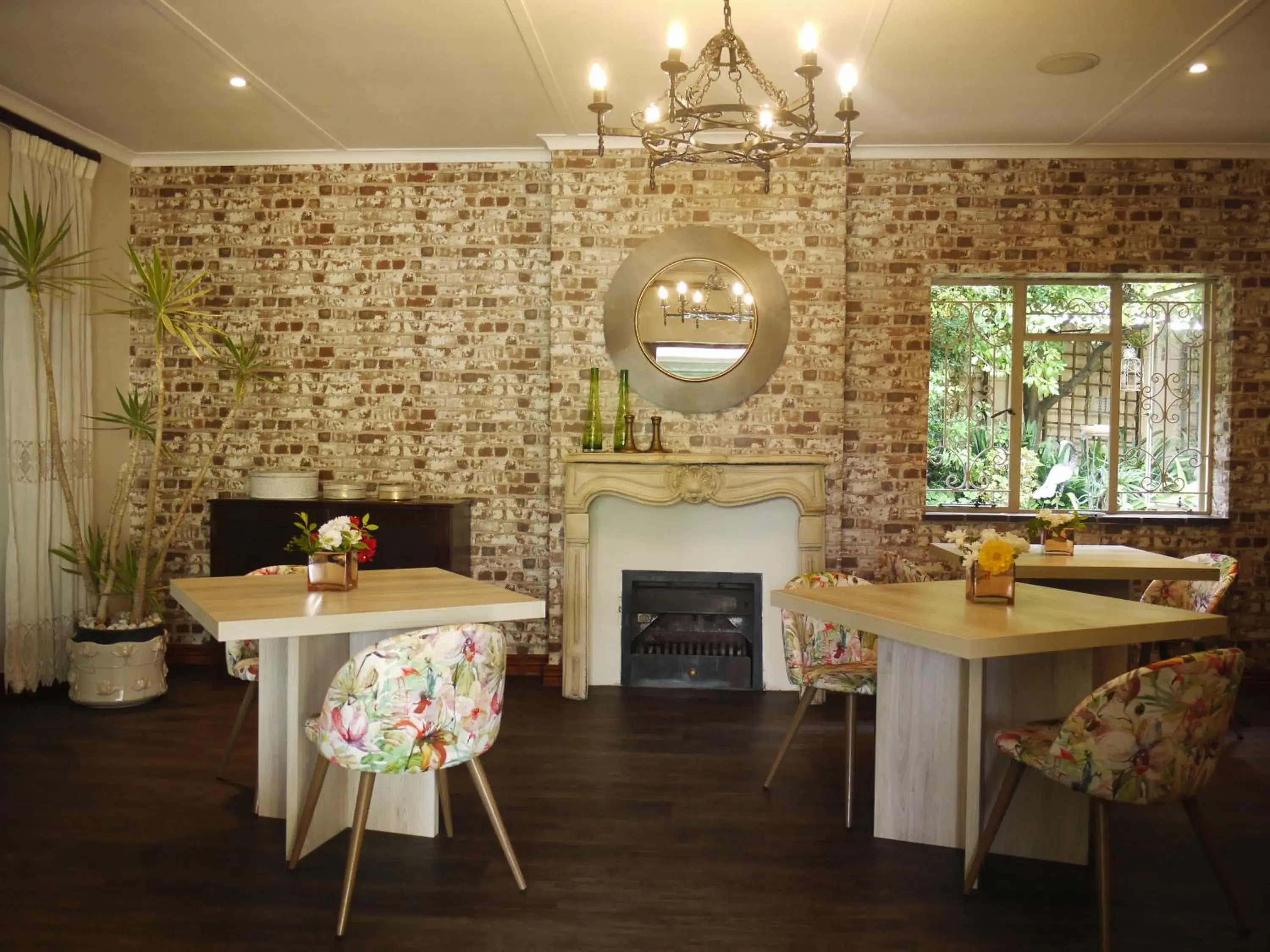 Restaurant/places to eat in Claires of Sandton Luxury Guest House