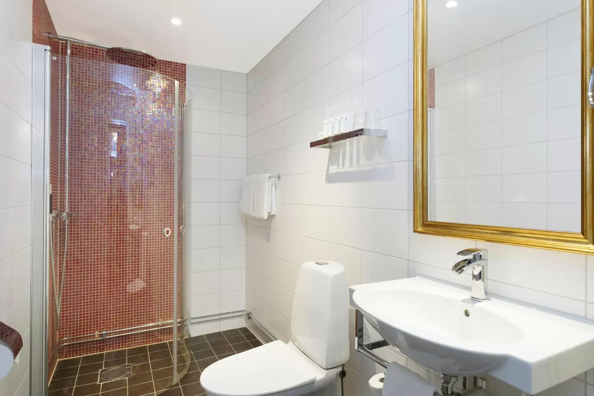 Shower, Bathroom in ProfilHotels Calmar Stadshotell