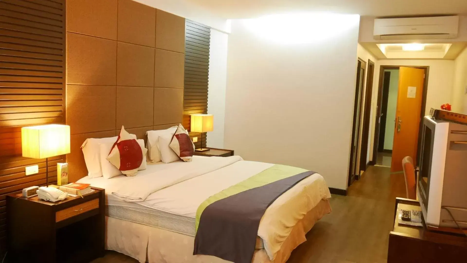 Bedroom, Bed in Circle Inn Hotel and Suites Bacolod