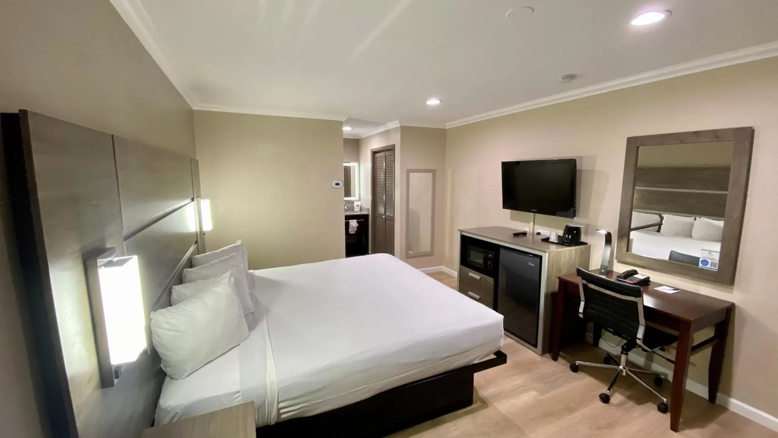 Bed in SureStay Hotel by Best Western Santa Cruz Bed in SureStay Hotel by Best Western Santa Cruz