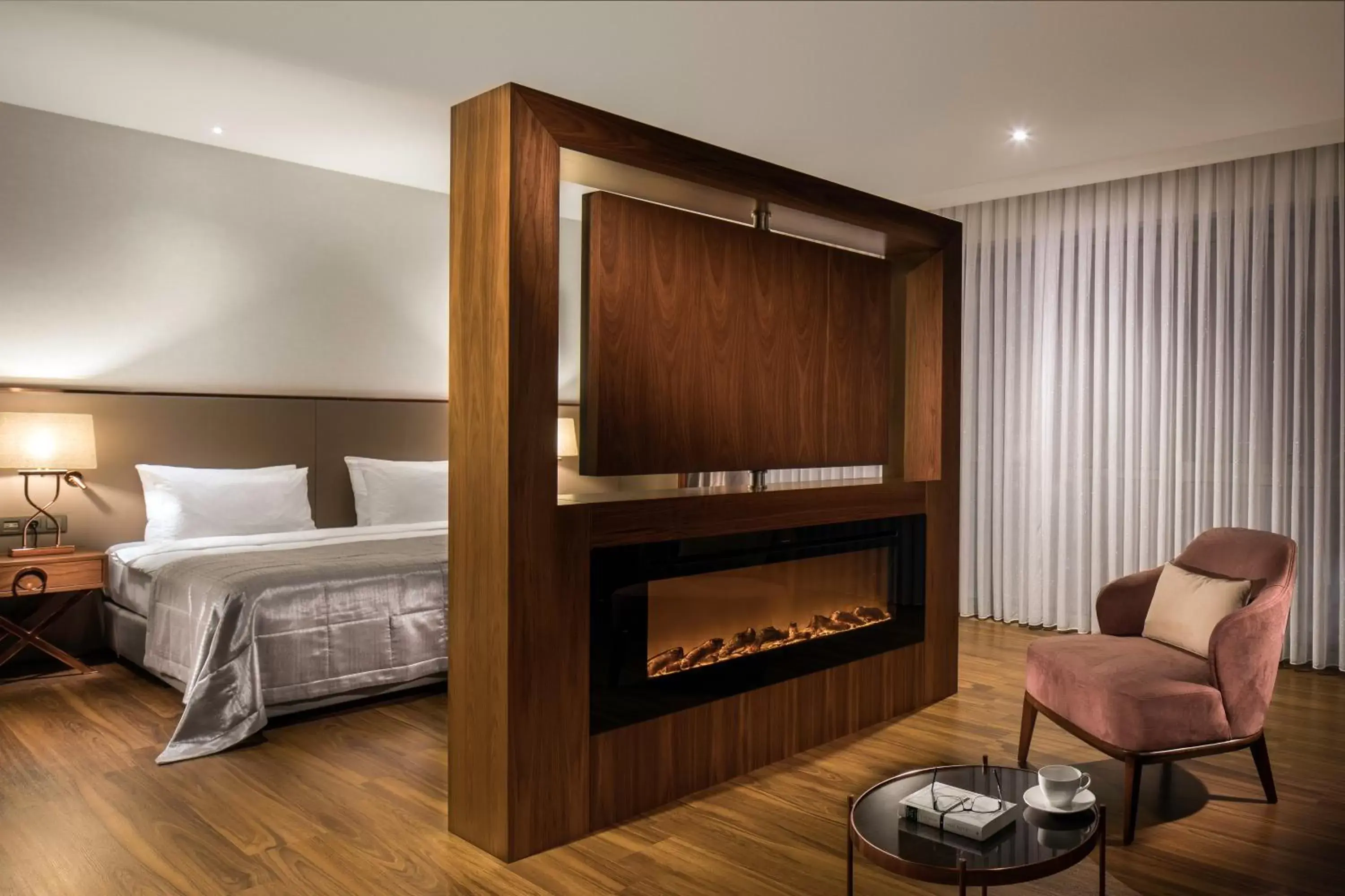Bed, TV/Entertainment Center in Lionel Hotel Istanbul