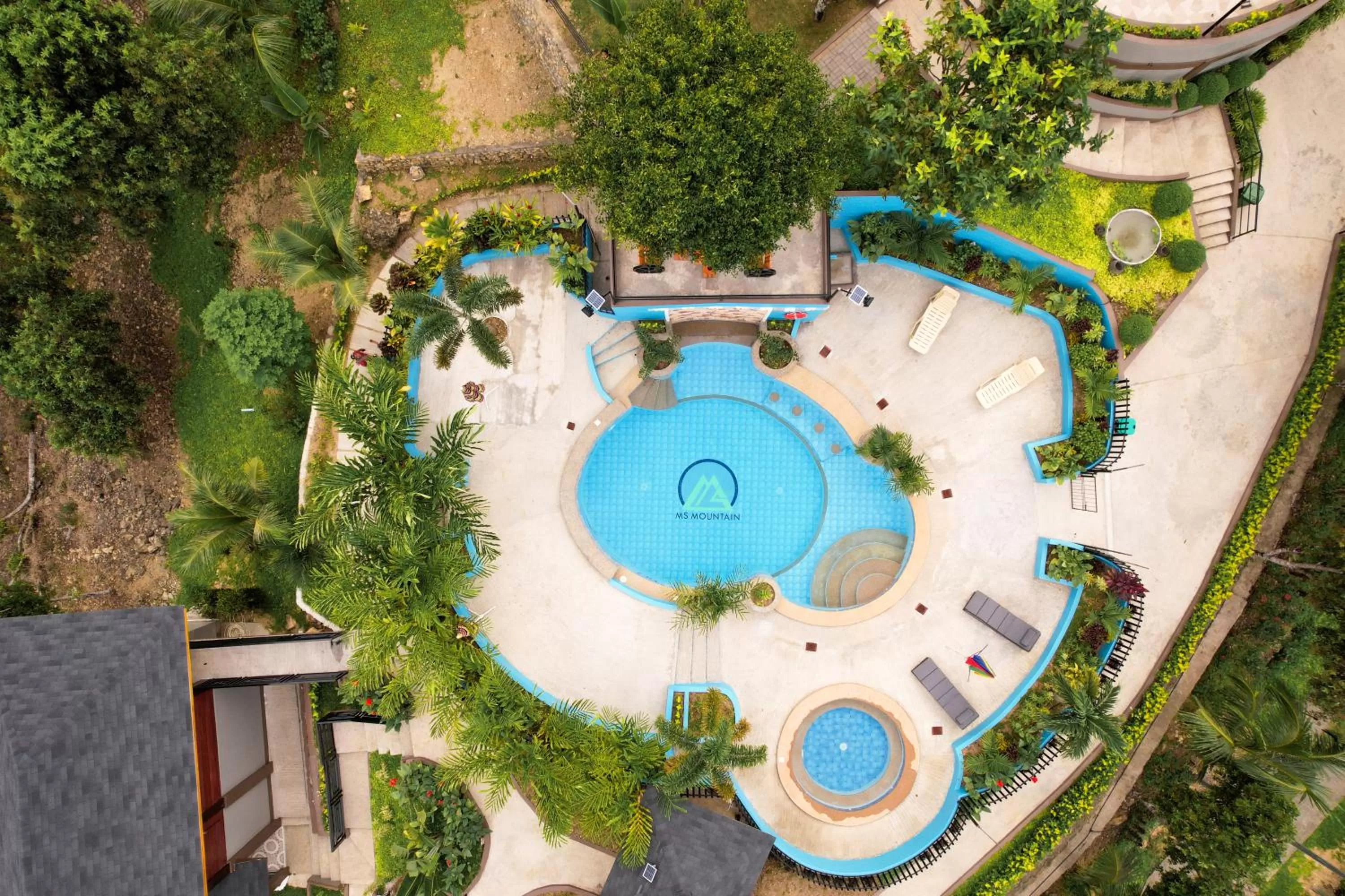 Swimming pool in MS Mountain Cabin