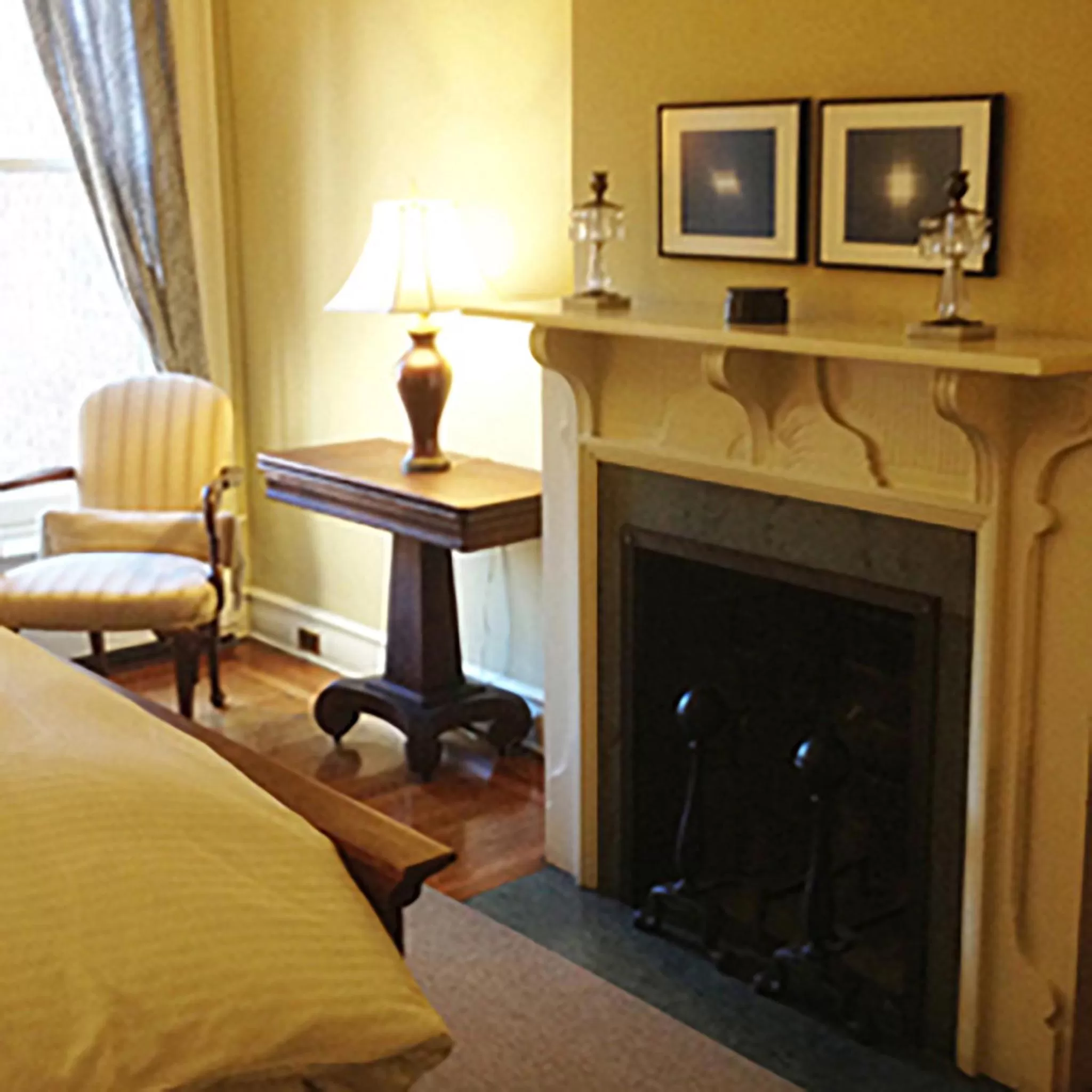 Queen Library Suite- Walk Up in Morgan State House Inn