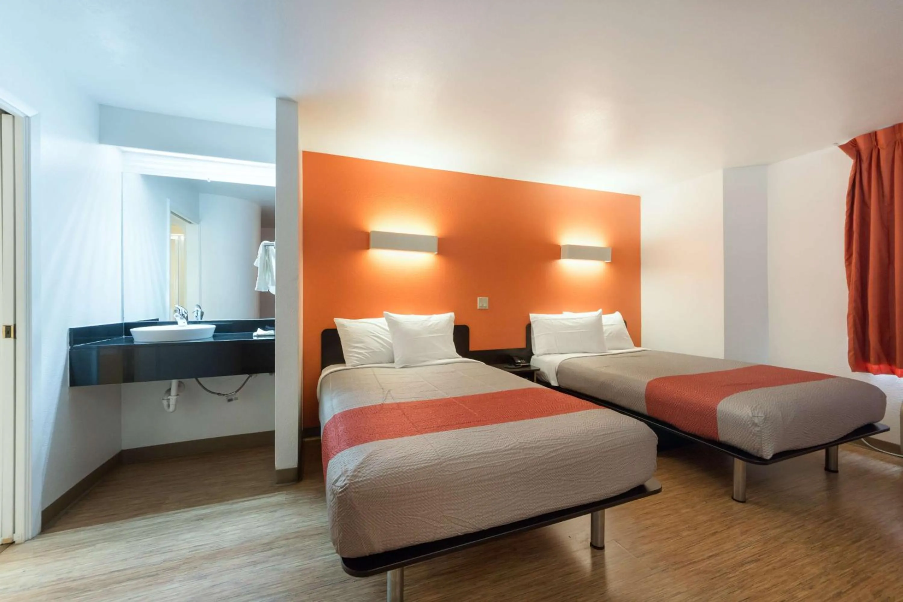 Photo of the whole room, Bed in Motel 6-Dallas, TX - Northeast