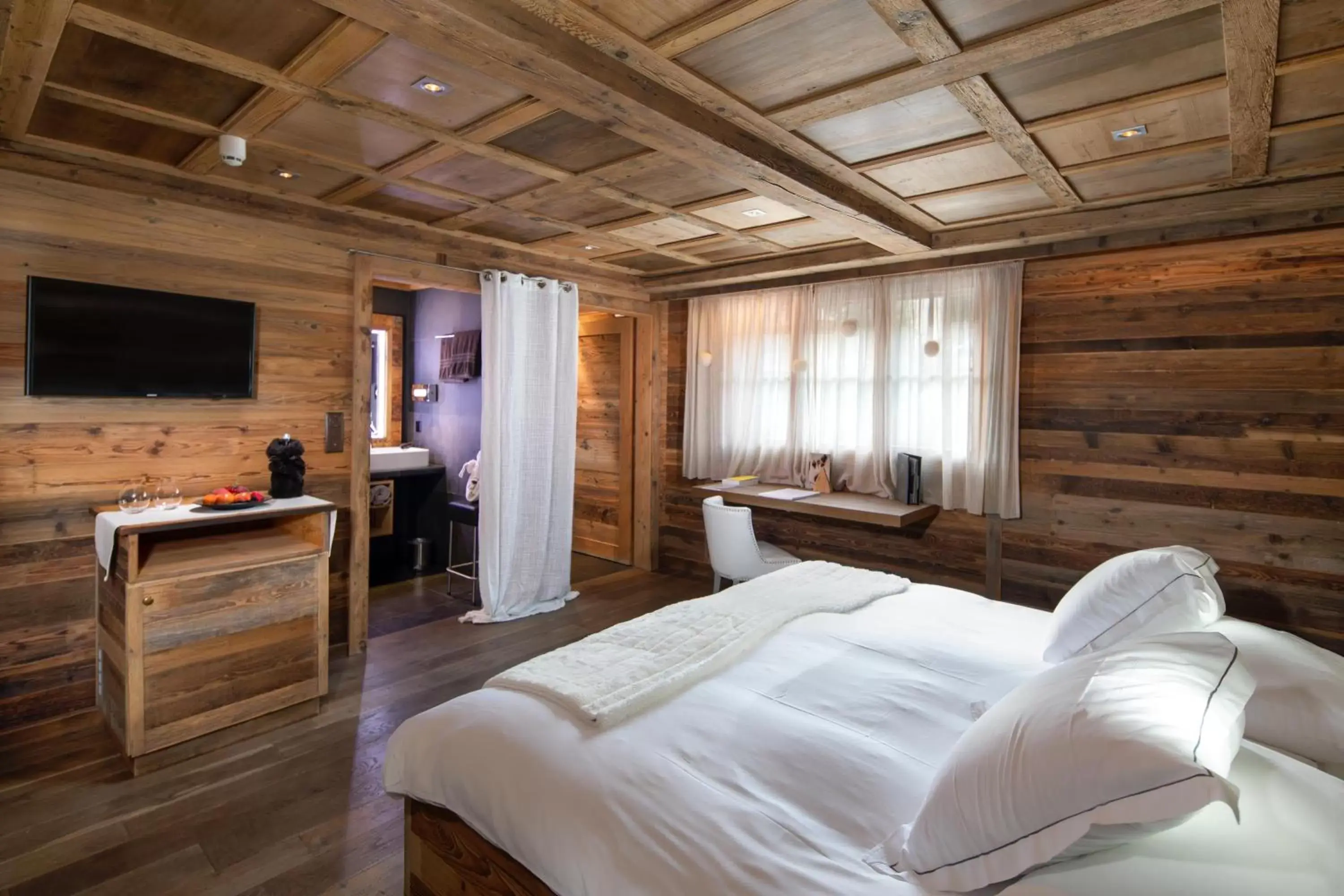 Bedroom, Bed in Hostellerie du Pas de l'Ours "Relais et Châteaux"