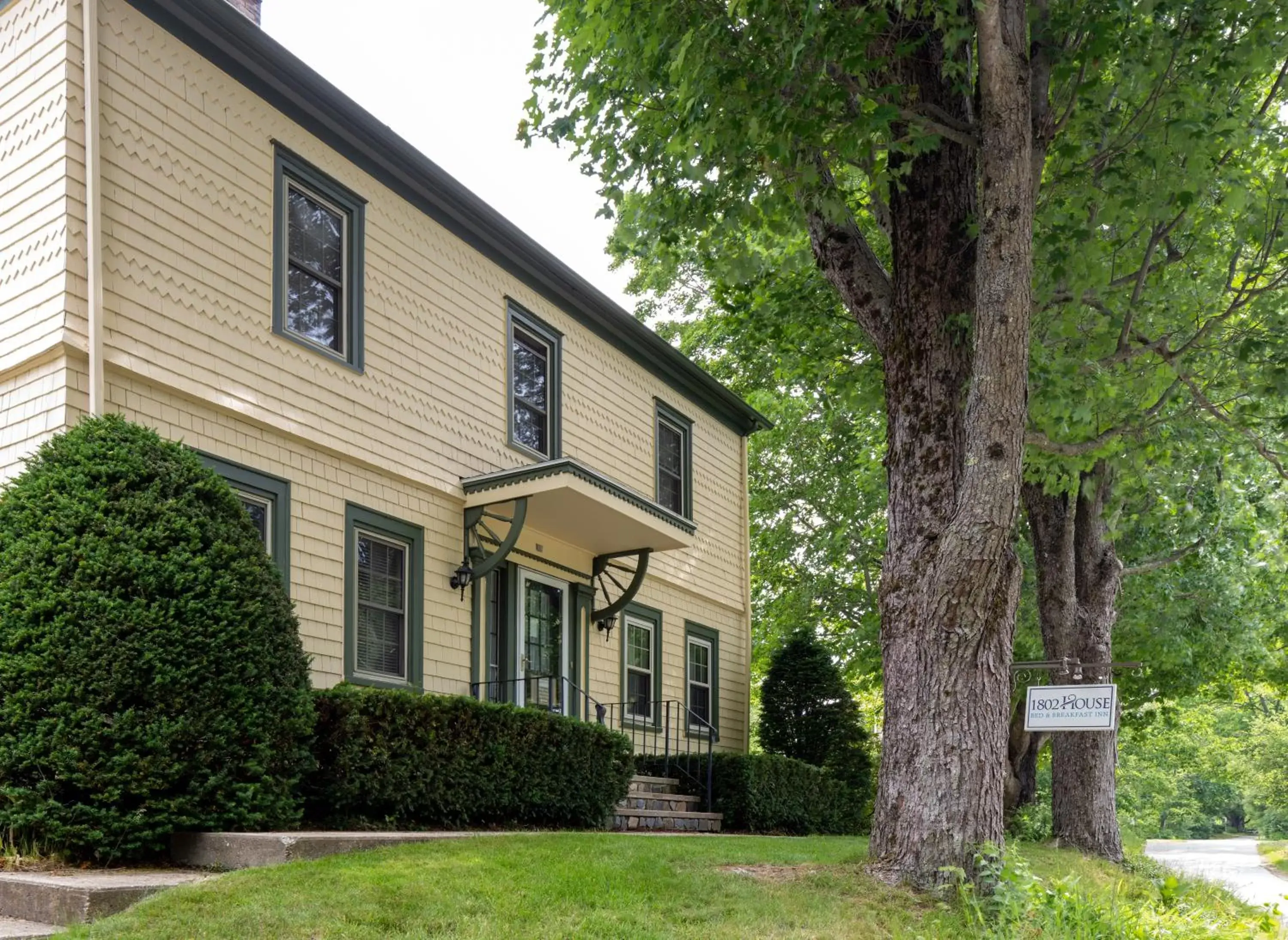 Property building in 1802 House Bed & Breakfast Property building in 1802 House Bed & Breakfast