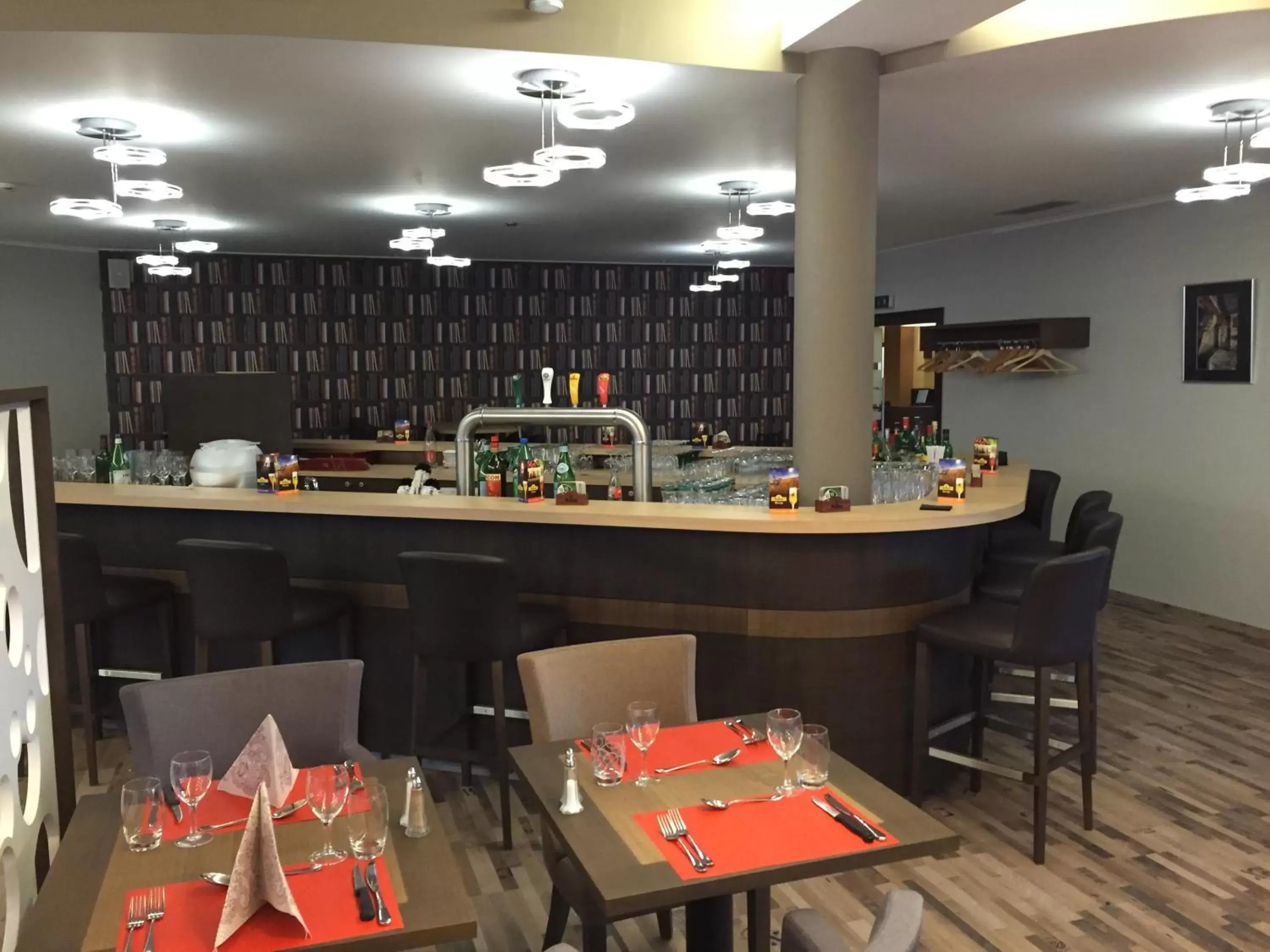 Food and drinks, Restaurant/Places to Eat in Threeland Hotel