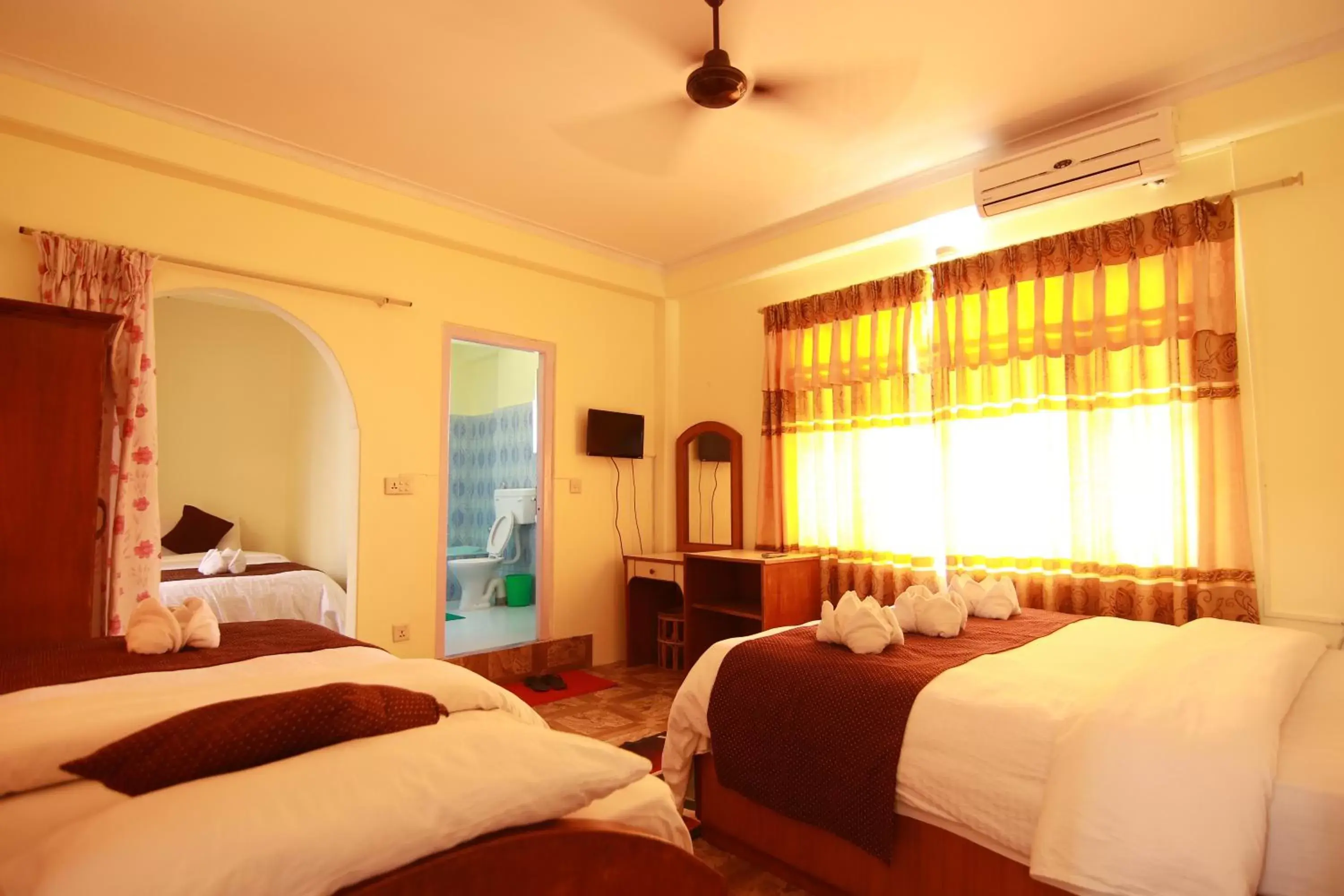 Triple Room with Bathroom in Hotel Himalayan Inn Triple Room with Bathroom in Hotel Himalayan Inn