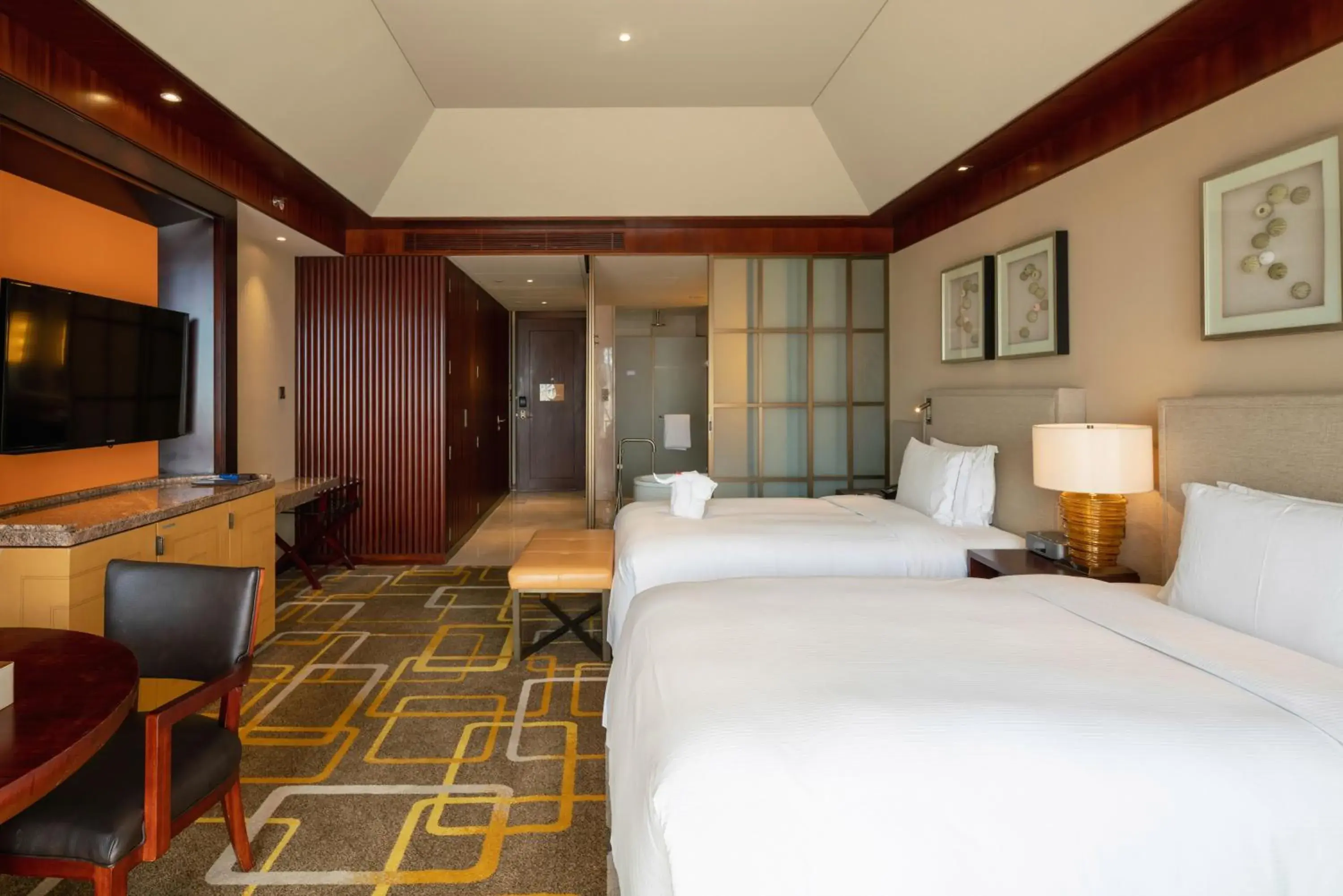 Bed, TV/Entertainment Center in Hilton Qingdao Golden Beach - Beer Halls