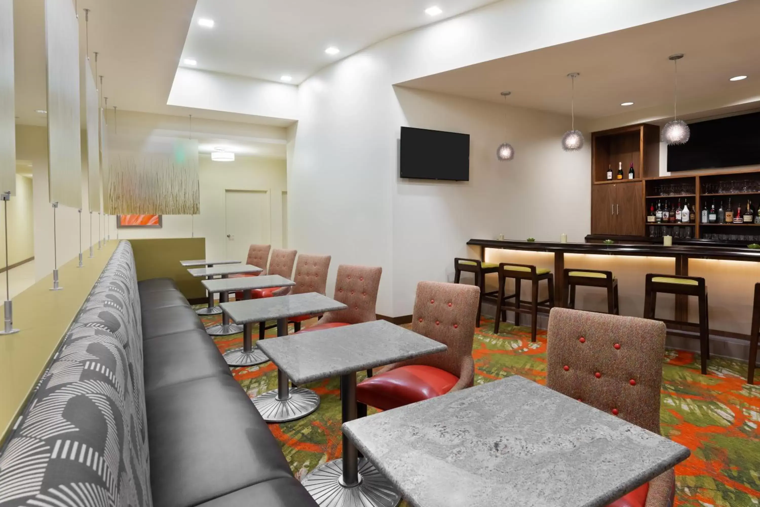 Lounge or bar, Restaurant/Places to Eat in Staybridge Suites - Miami International Airport, an IHG Hotel