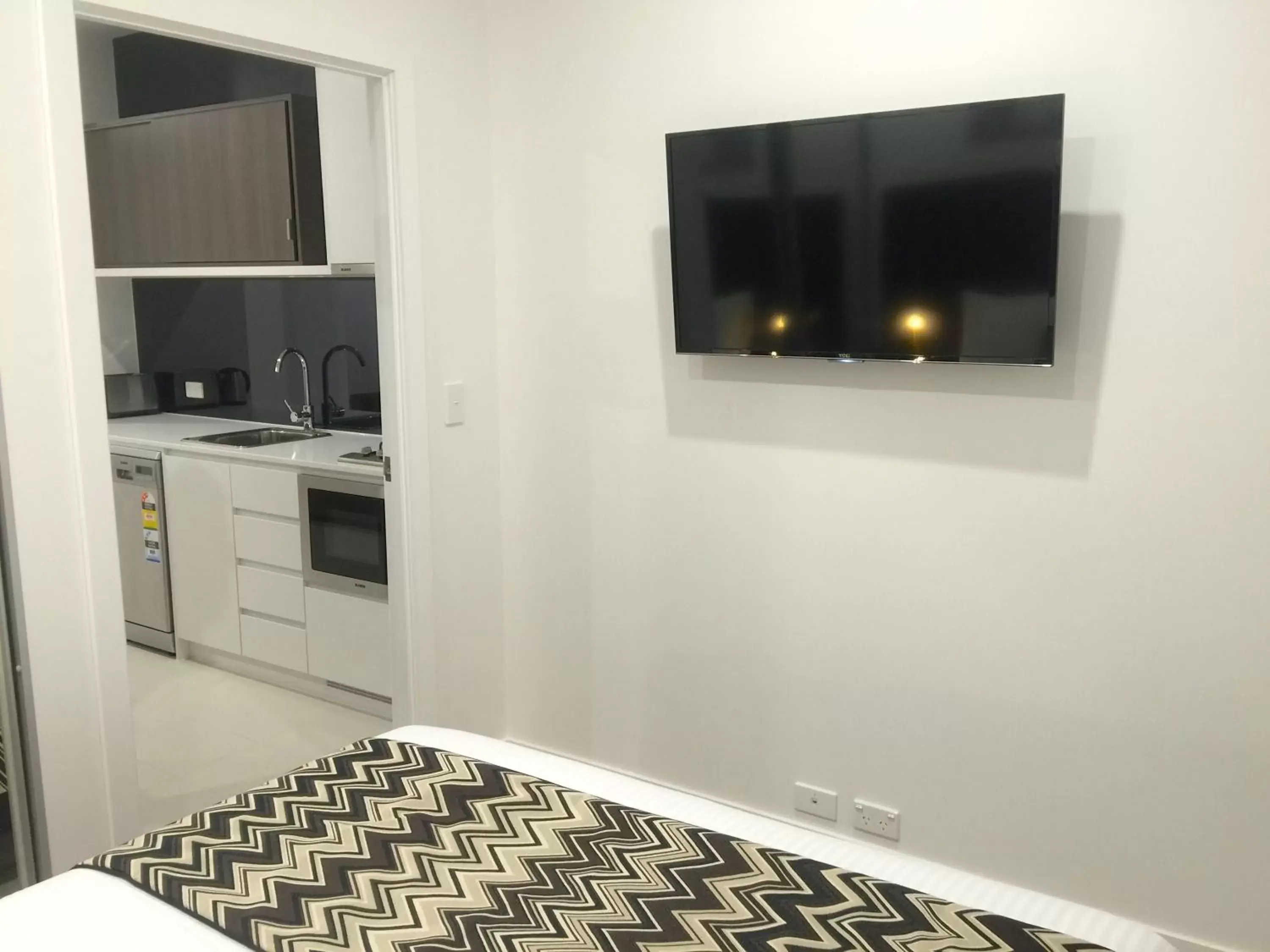 Bedroom, Kitchen/Kitchenette in Whitehorse Apartments Hotel