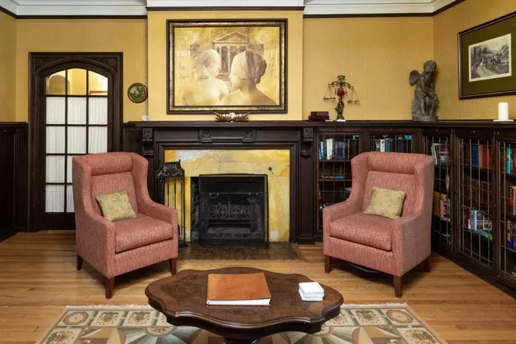 Living room, Seating Area in Grey Gables Inn