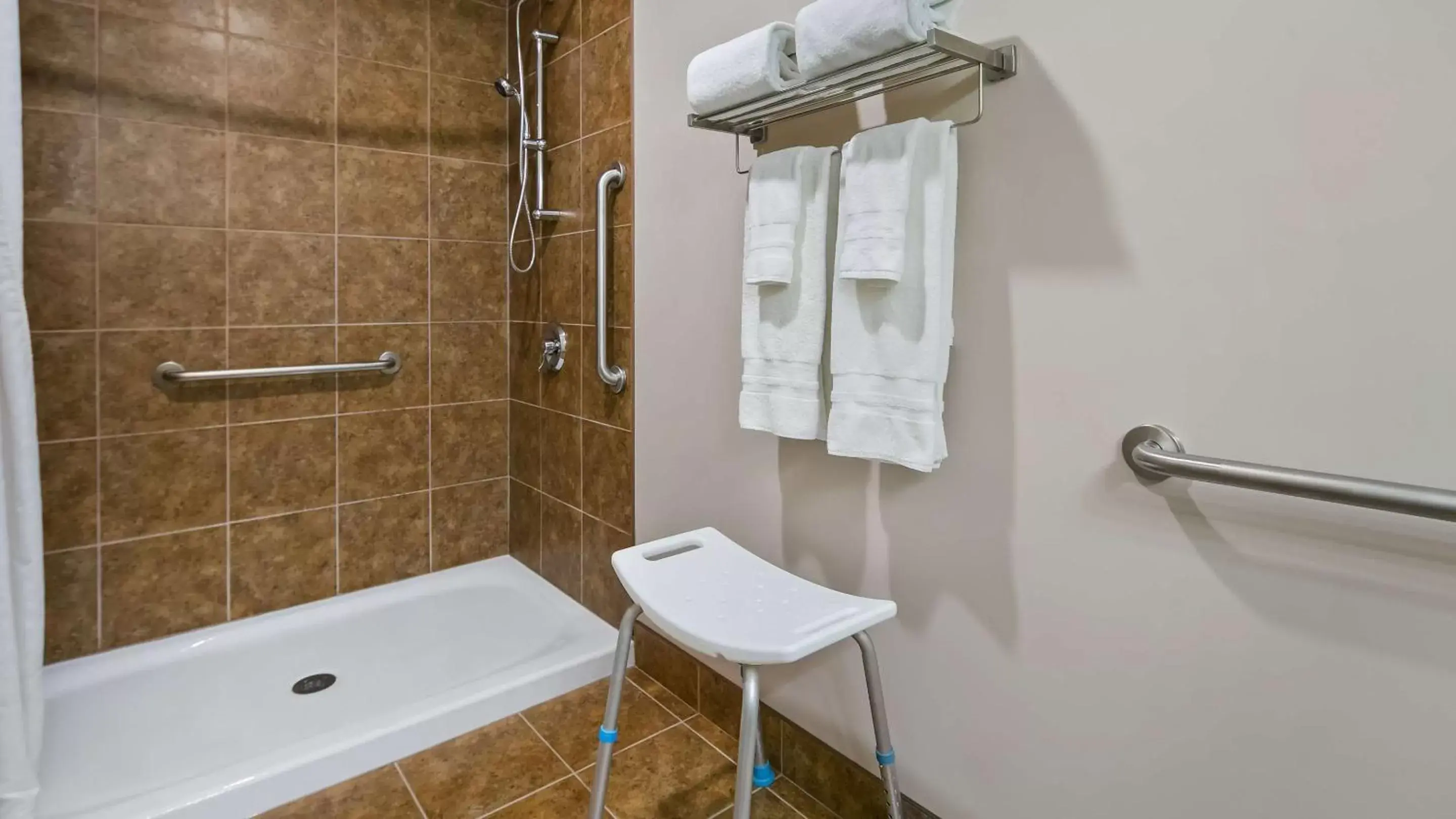 Property building, Bathroom in Best Western Plus Chateau Inn