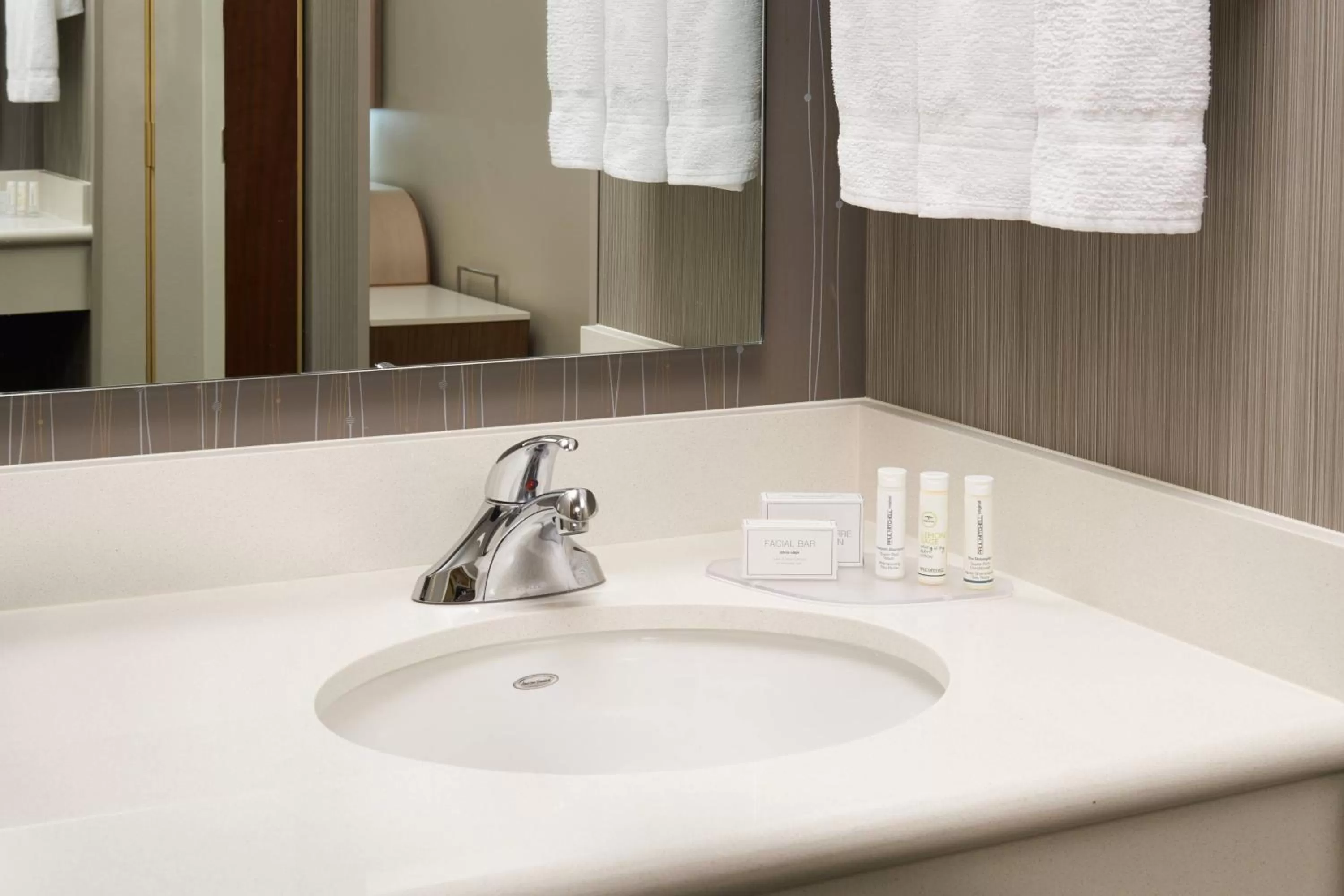 Bathroom in Courtyard Cincinnati Covington