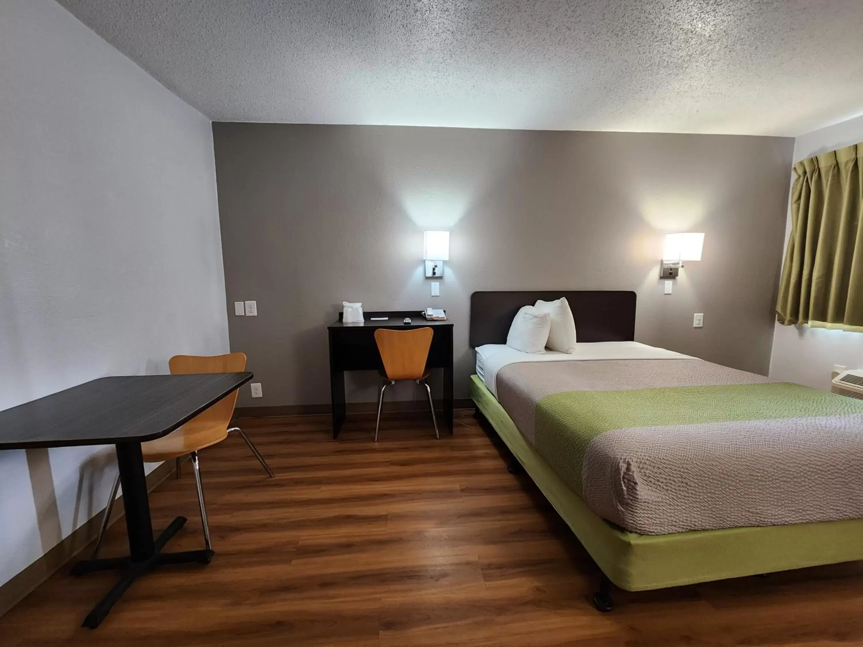King Room with Roll-In Shower - Disability Access in Motel 6-Baytown, TX - Baytown East King Room with Roll-In Shower - Disability Access in Motel 6-Baytown, TX - Baytown East