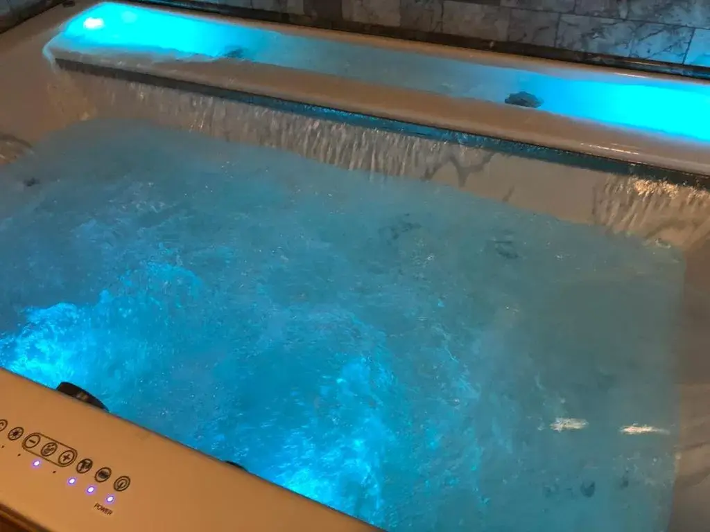 Hot Tub, Swimming Pool in Northern Lights Mansion