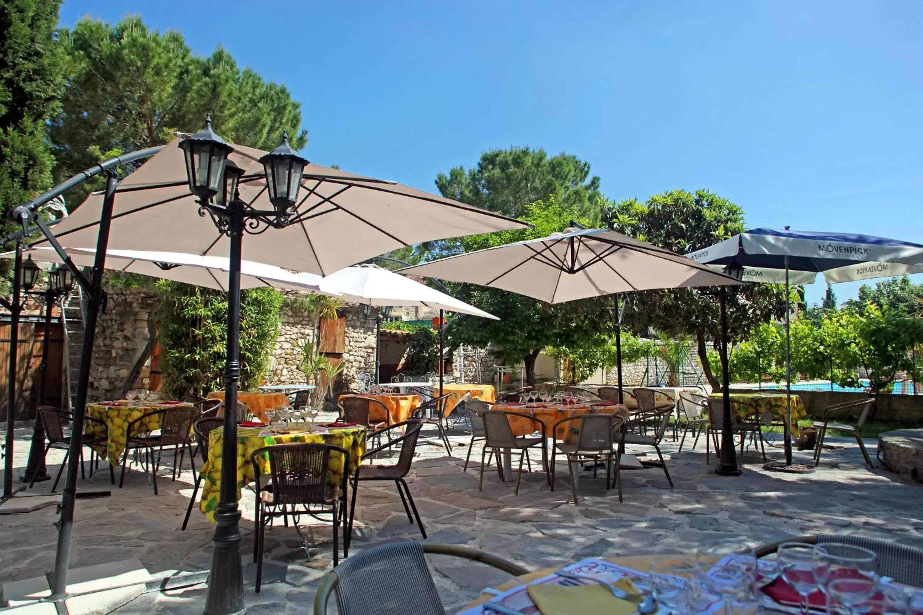 Restaurant/Places to Eat in Logis Hotel Restaurant L'Esquielle