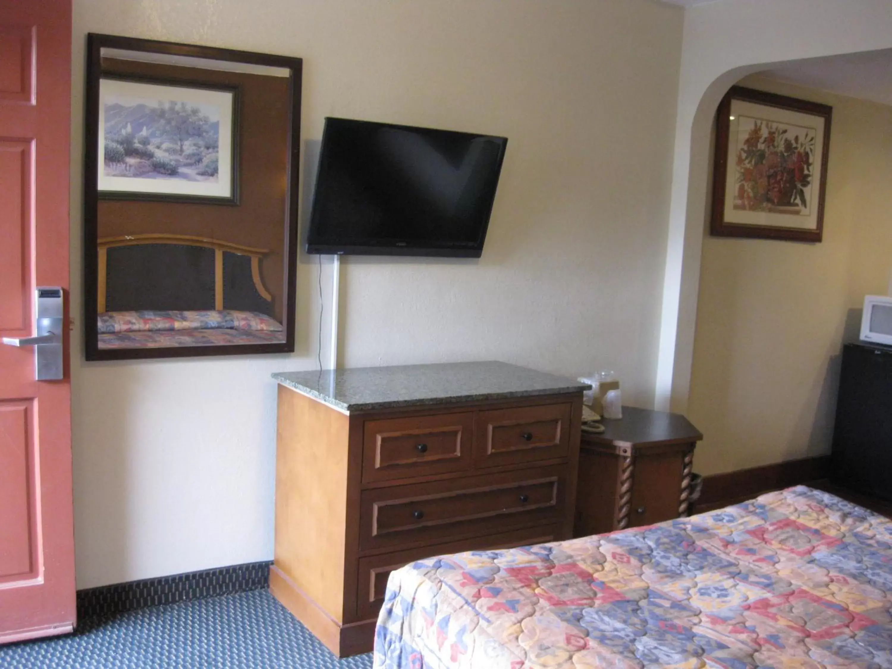 Bed, TV/Entertainment Center in Sunshine Motel