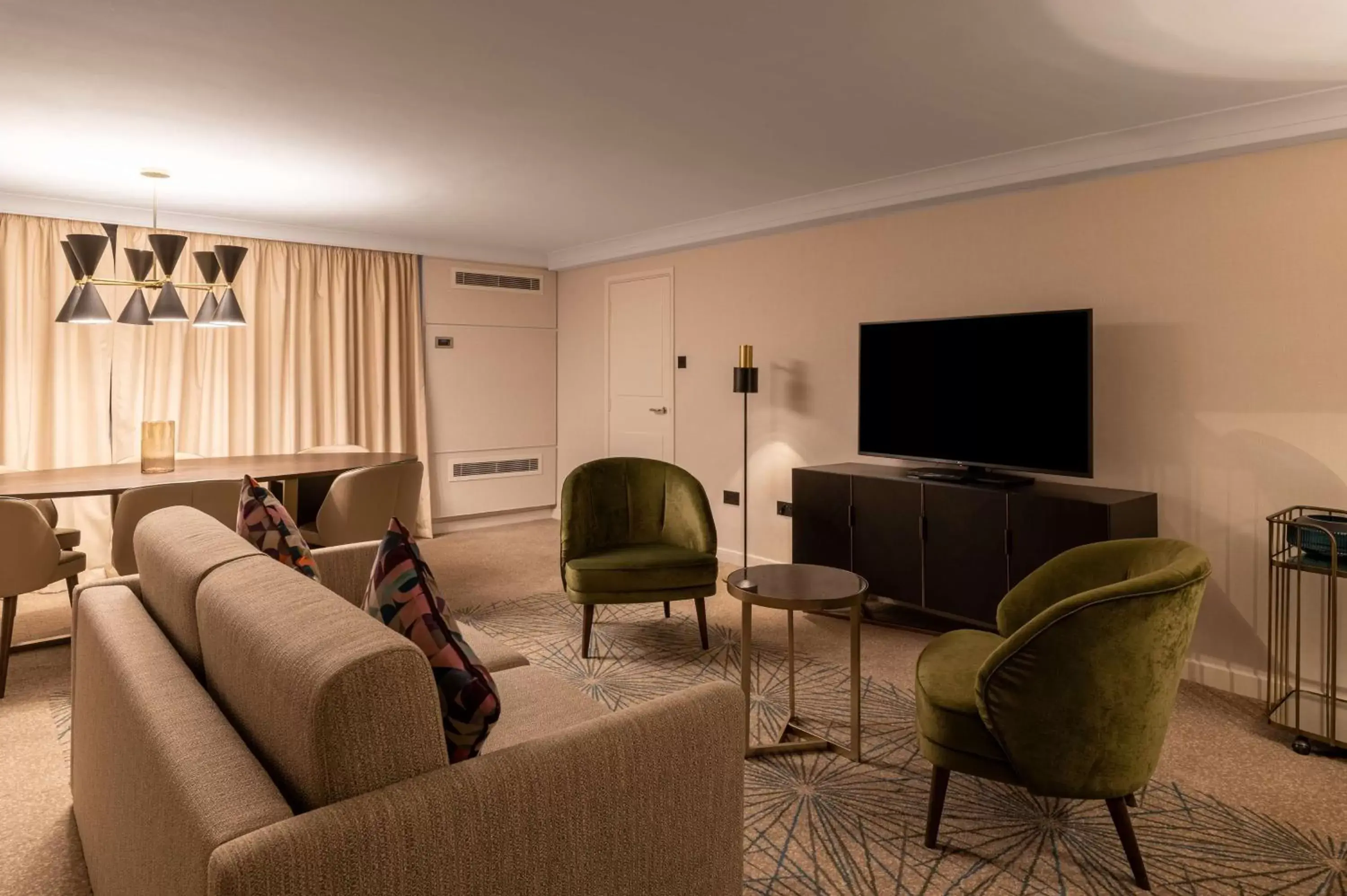 Living room, Seating Area in Hilton Birmingham Metropole Hotel