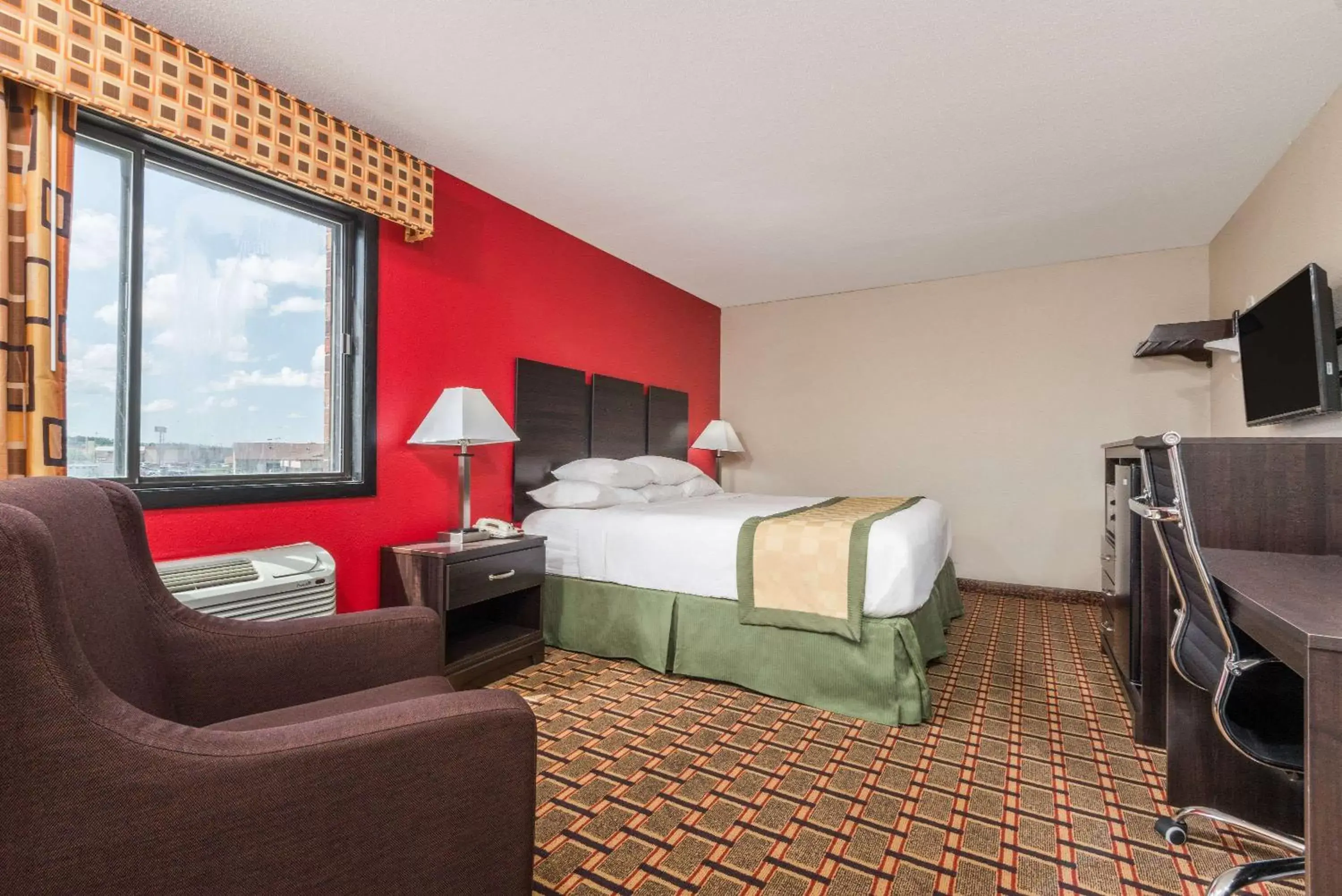 Photo of the whole room, Bed in Days Inn by Wyndham Muncie -Ball State University